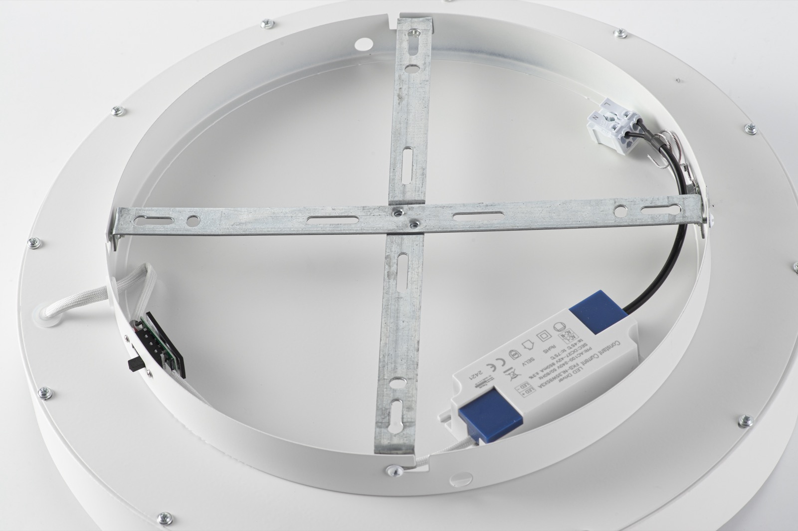 Una luminaria redonda blanca con montaje metálico y controlador LED.