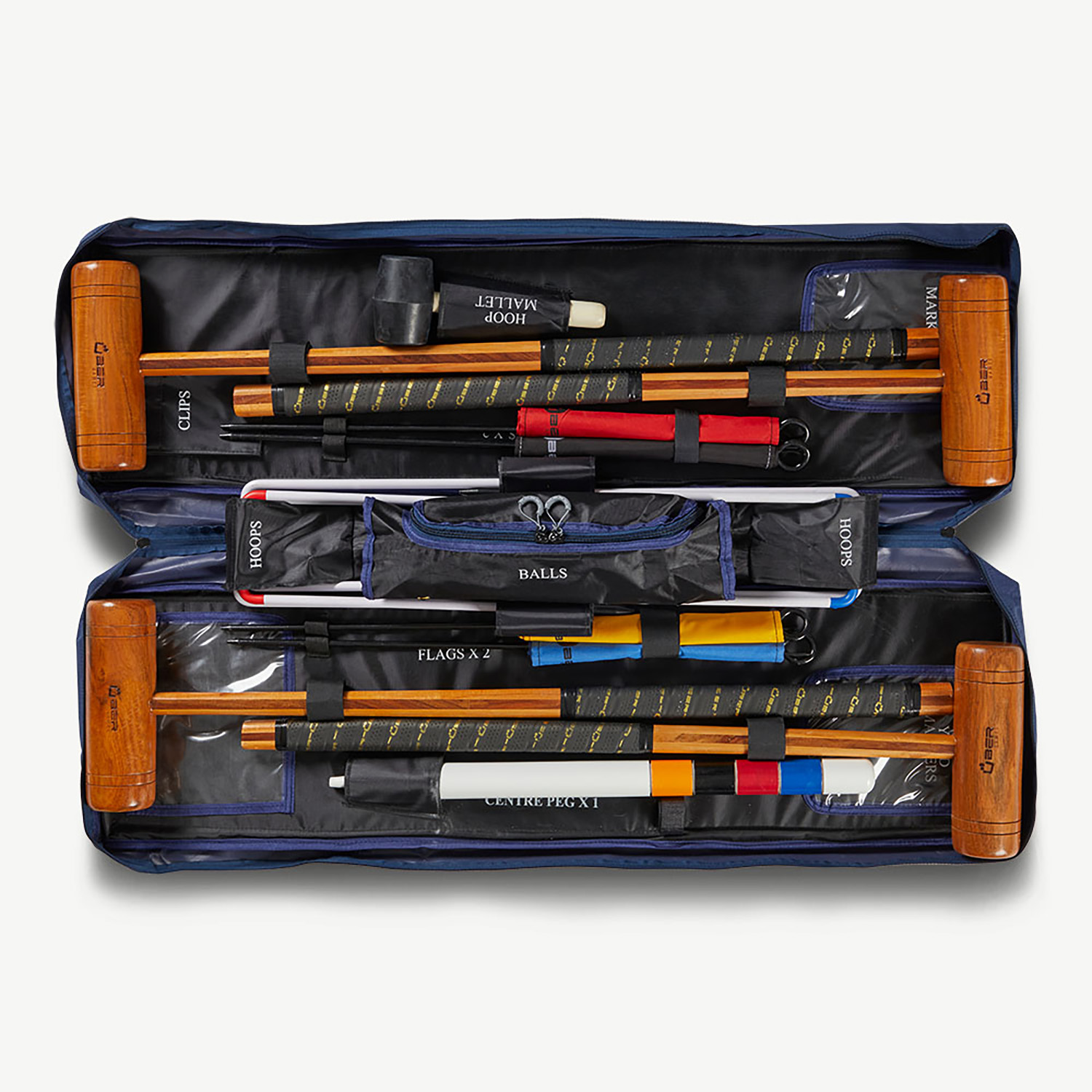 Ein offenes blaues Etui mit Croquet-Schlägern, Bällen und Zubehör.