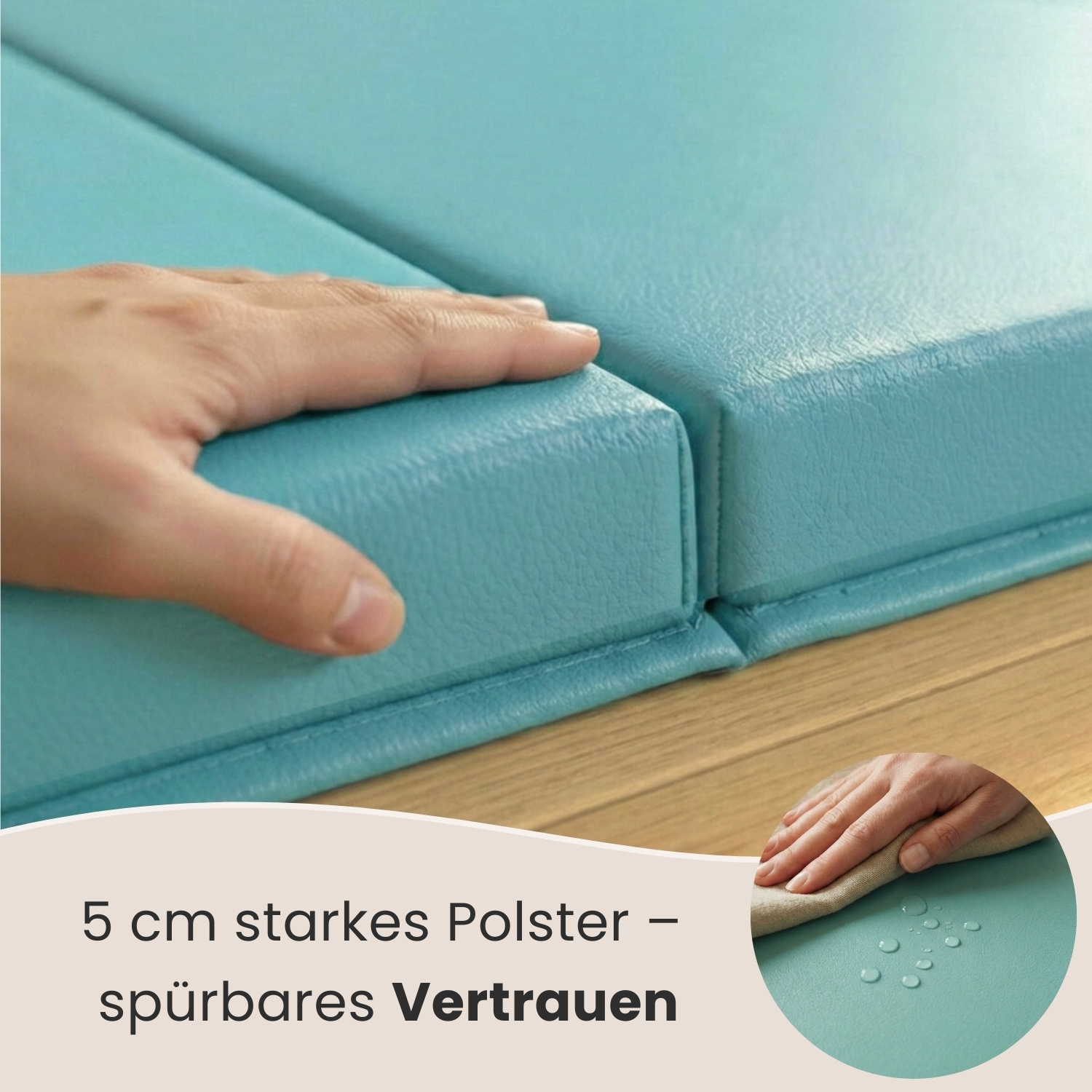 Eine Hand berührt eine türkise Matte. Wassertropfen auf der Matte.