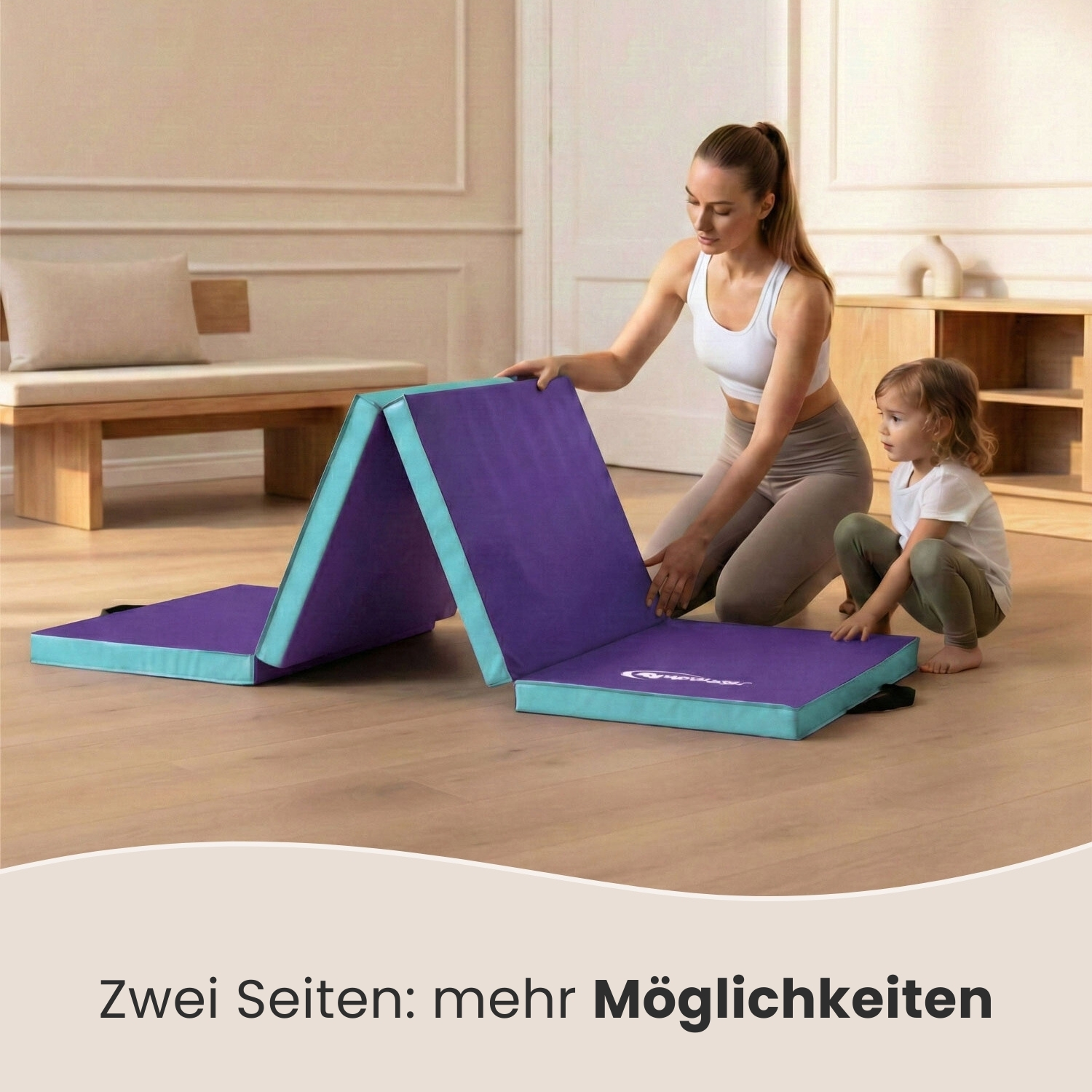 Eine Frau und ein Kind falten eine violette und türkise Matte auf einem Holzboden.