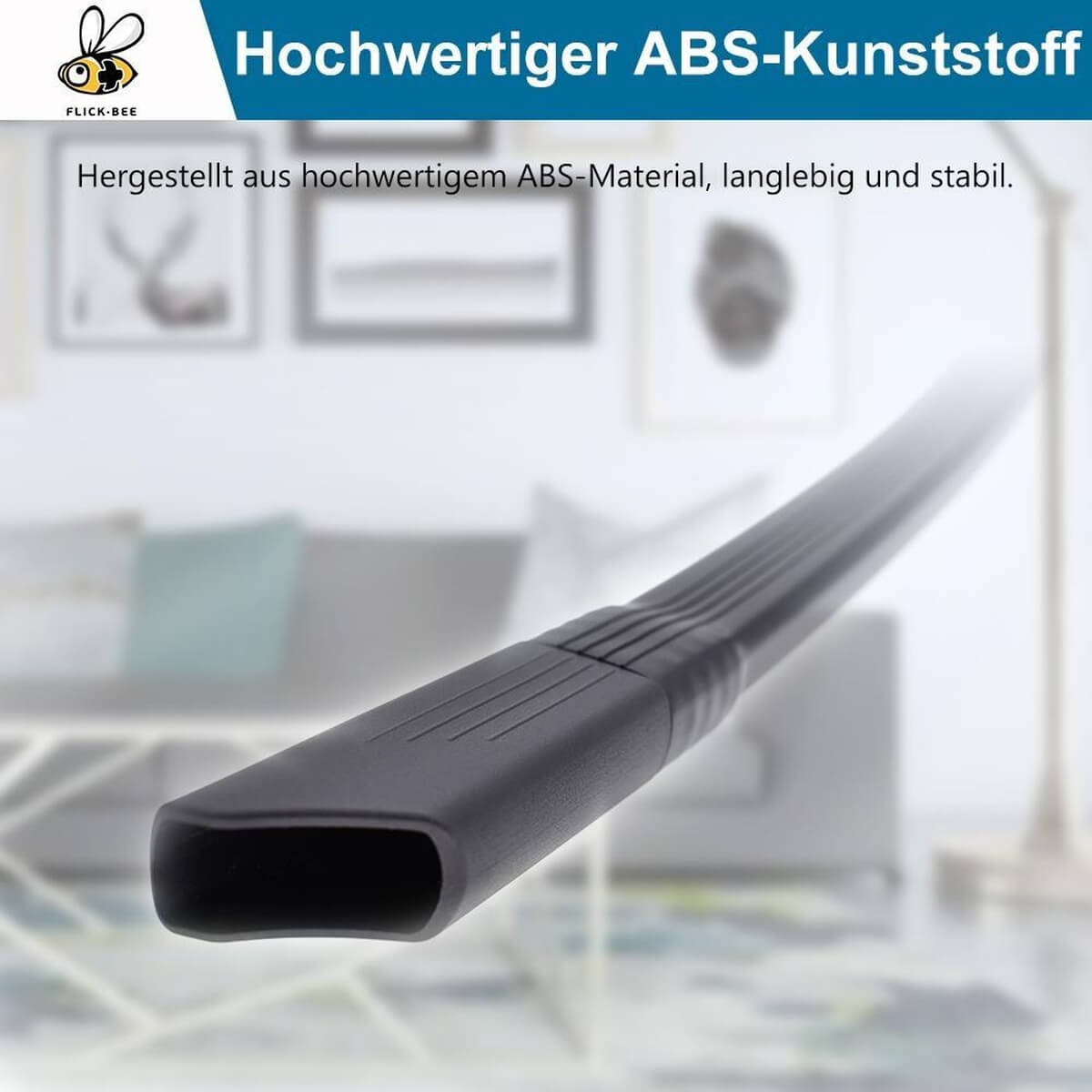 Schwarzes ABS-Rohr mit Rillen auf einem unscharfen Hintergrund eines Wohnzimmers.