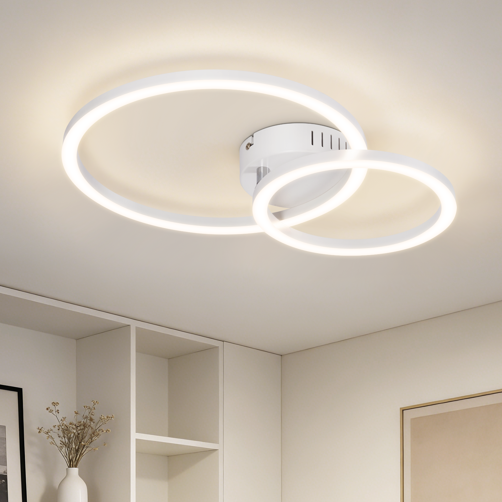 Una lampada da soffitto bianca con due anelli su un soffitto.