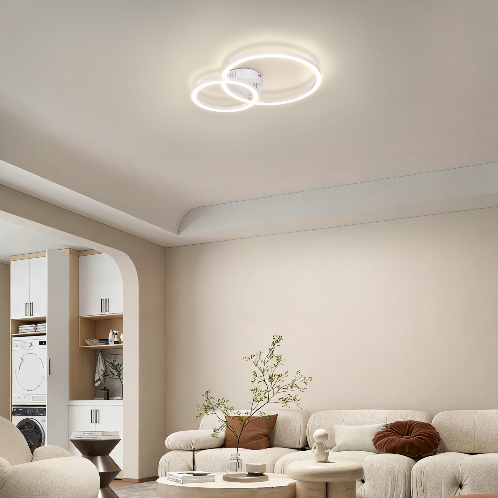 Lampada da soffitto moderna con due anelli illumina un soggiorno con divano.