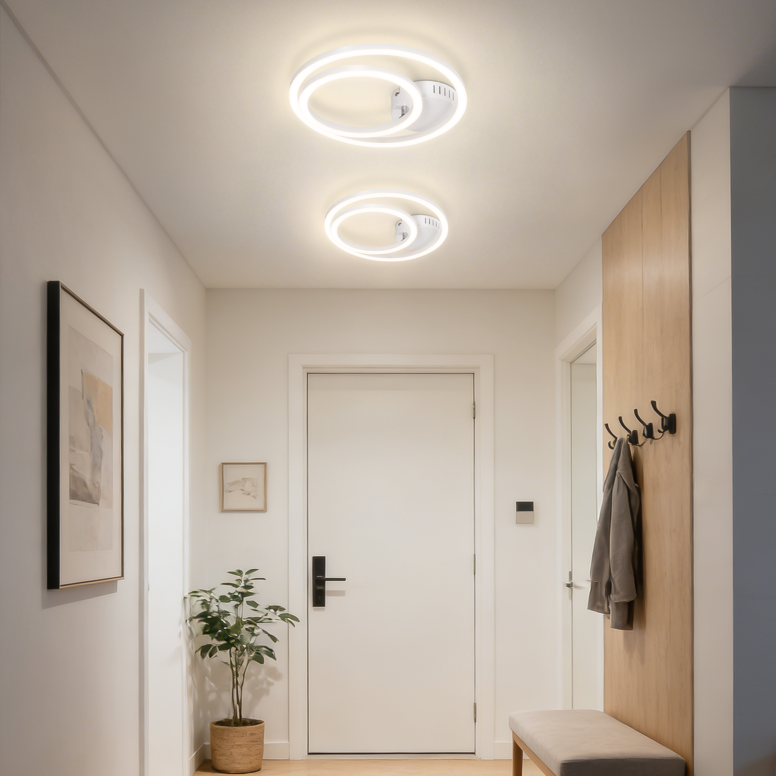 Corridoio con due plafoniere moderne, porta bianca, parete d'accento in legno.