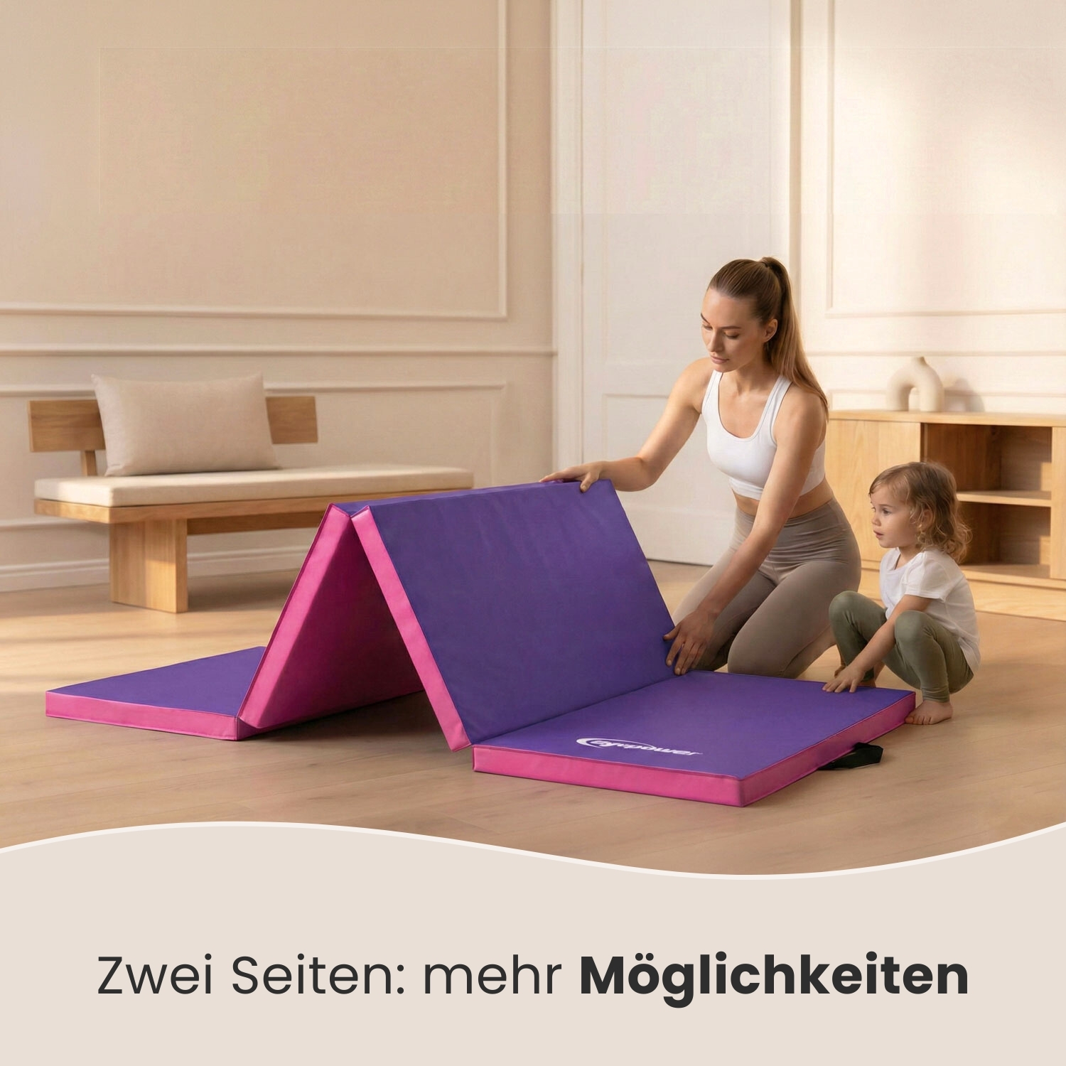 Frau und Kind falten eine lila und pinke Matte im Wohnzimmer auf.