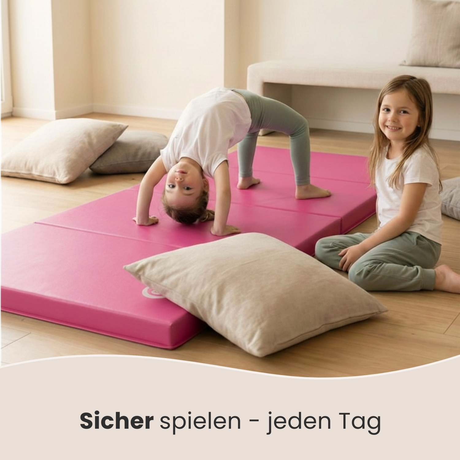 Zwei Mädchen auf einer pinken Matte; eines macht eine Brücke, das andere lächelt.