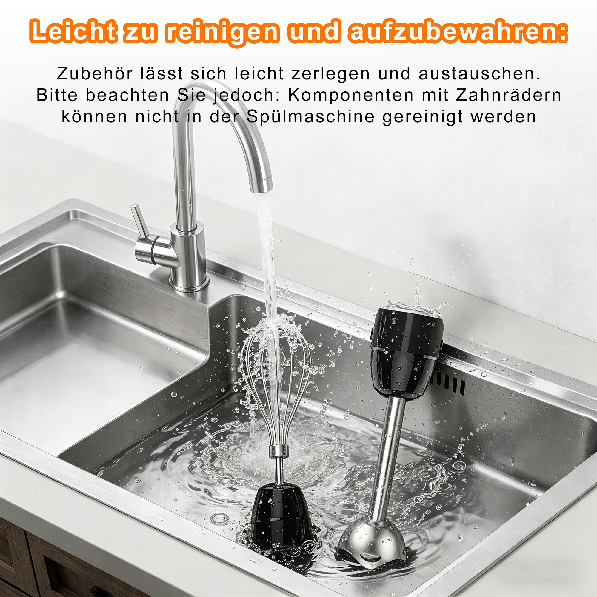 Ein Stabmixer und Schneebesen werden in einem Spülbecken unter fließendem Wasser gereinigt.