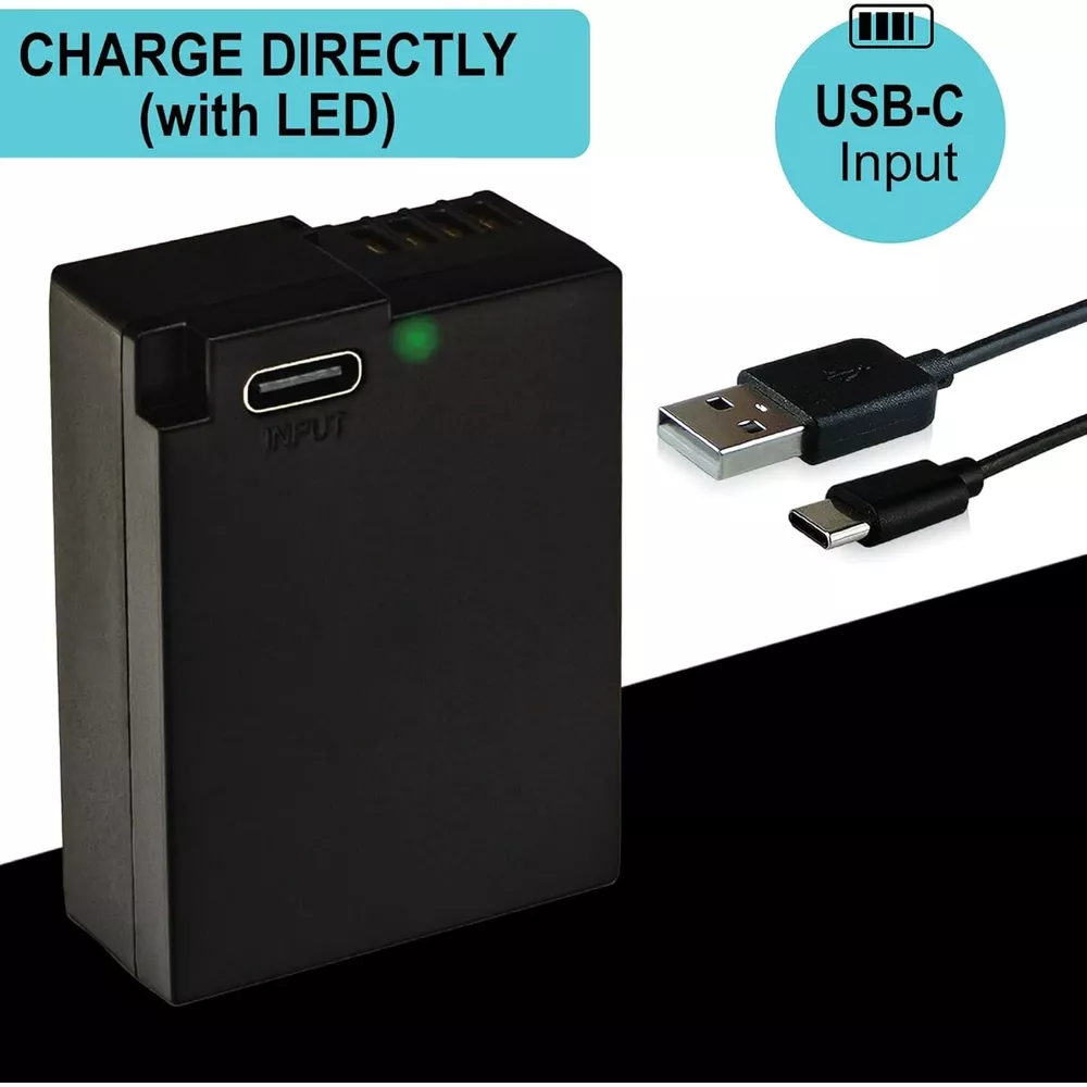 Adattatore di ricarica nero con ingresso USB-C e luce LED verde. Cavo USB accanto.