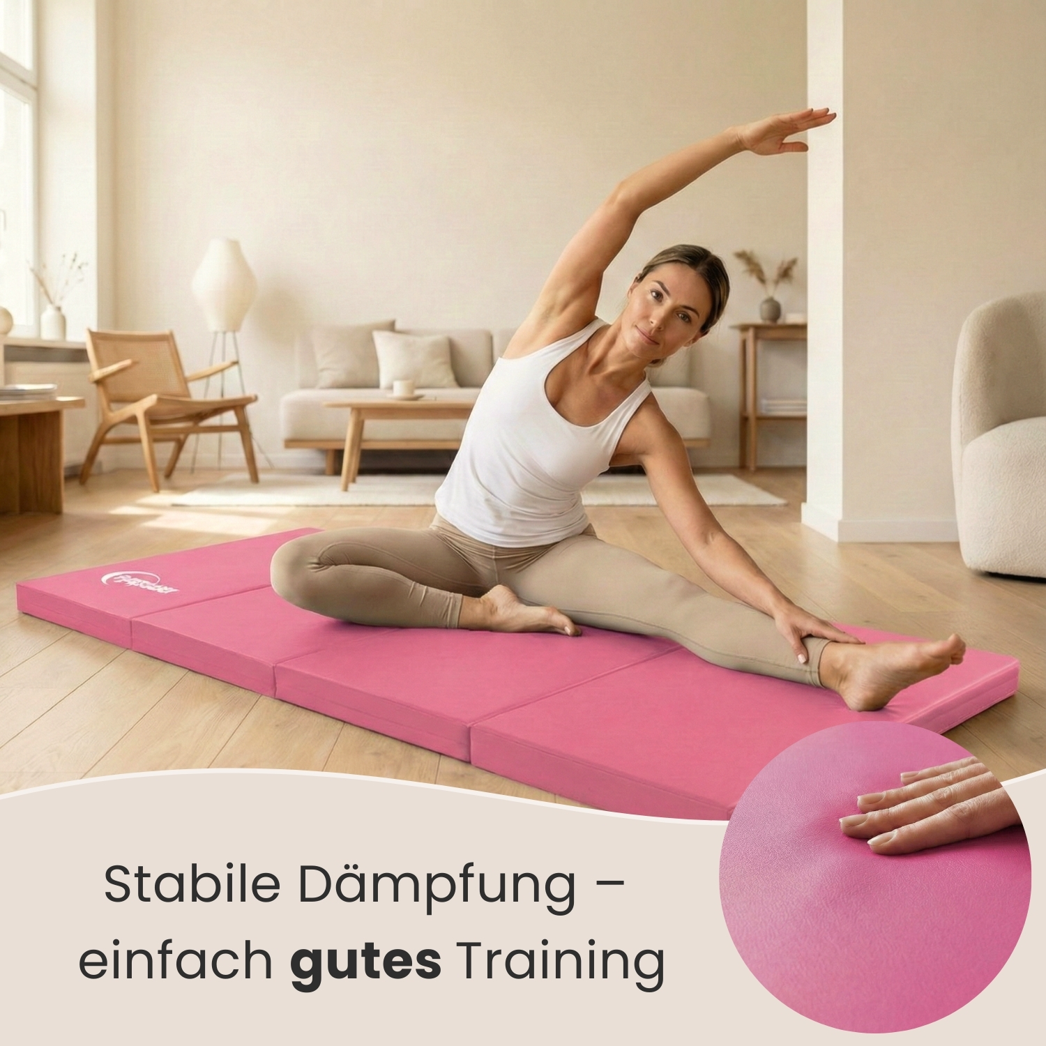 Eine Frau dehnt sich auf einer rosa Matte in einem hellen Raum.