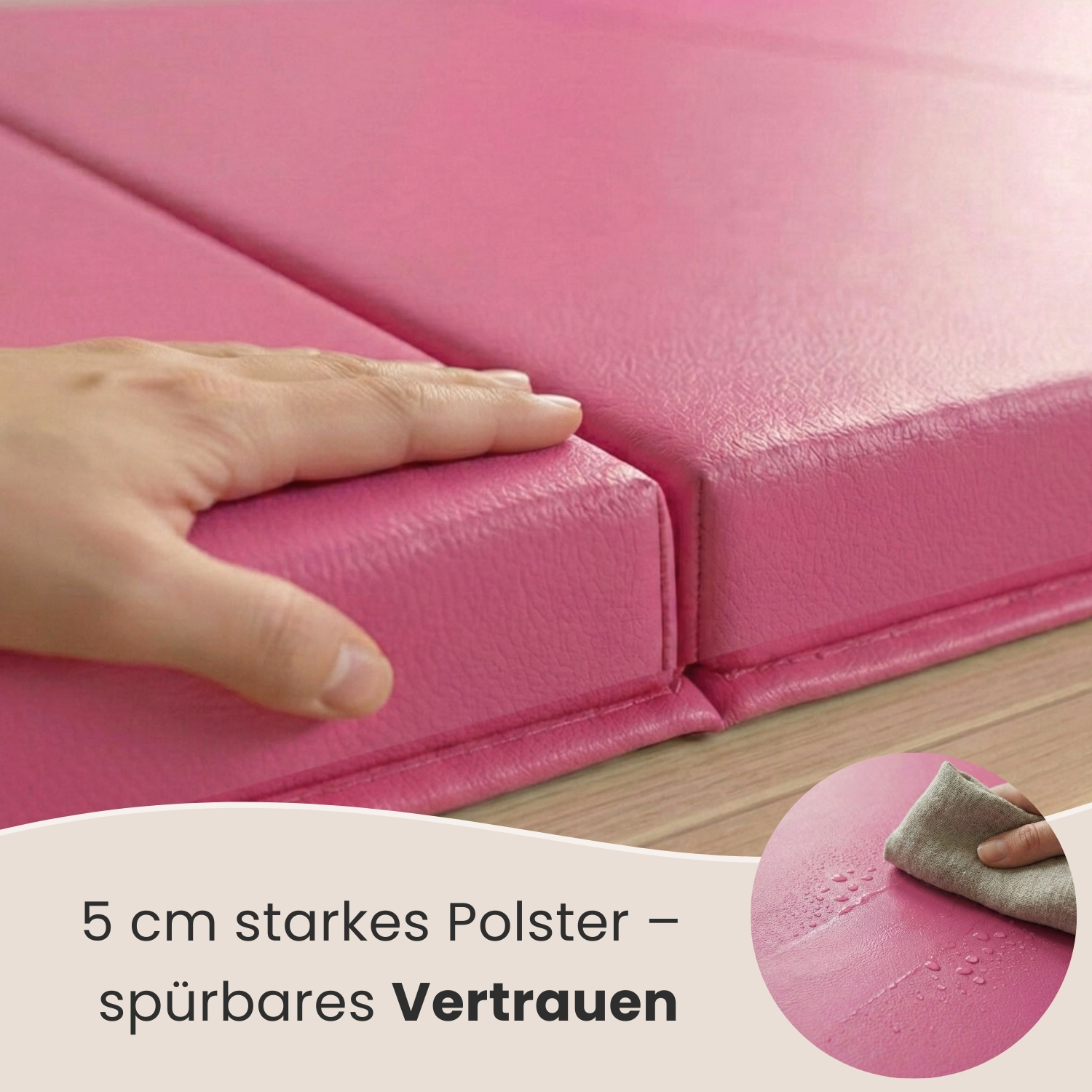 Hand drückt auf rosafarbenes Polster; Tuch wischt Wasser auf Oberfläche.