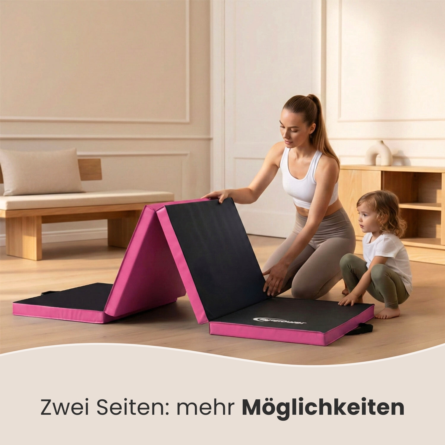 Frau und Kind falten eine pinke und schwarze Matte in einem Wohnzimmer.