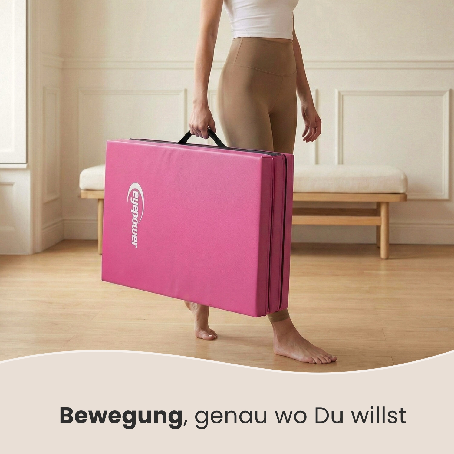 Eine Person trägt eine zusammenklappbare pinke Matte mit dem Logo "Eyepower".