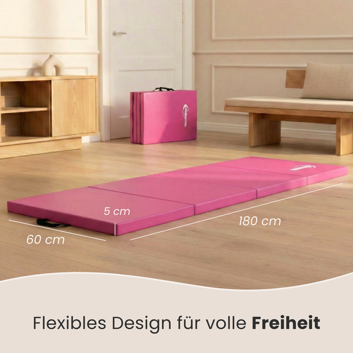 Eine rosafarbene, faltbare Gymnastikmatte, 180x60x5 cm, ausgebreitet auf einem Holzboden.