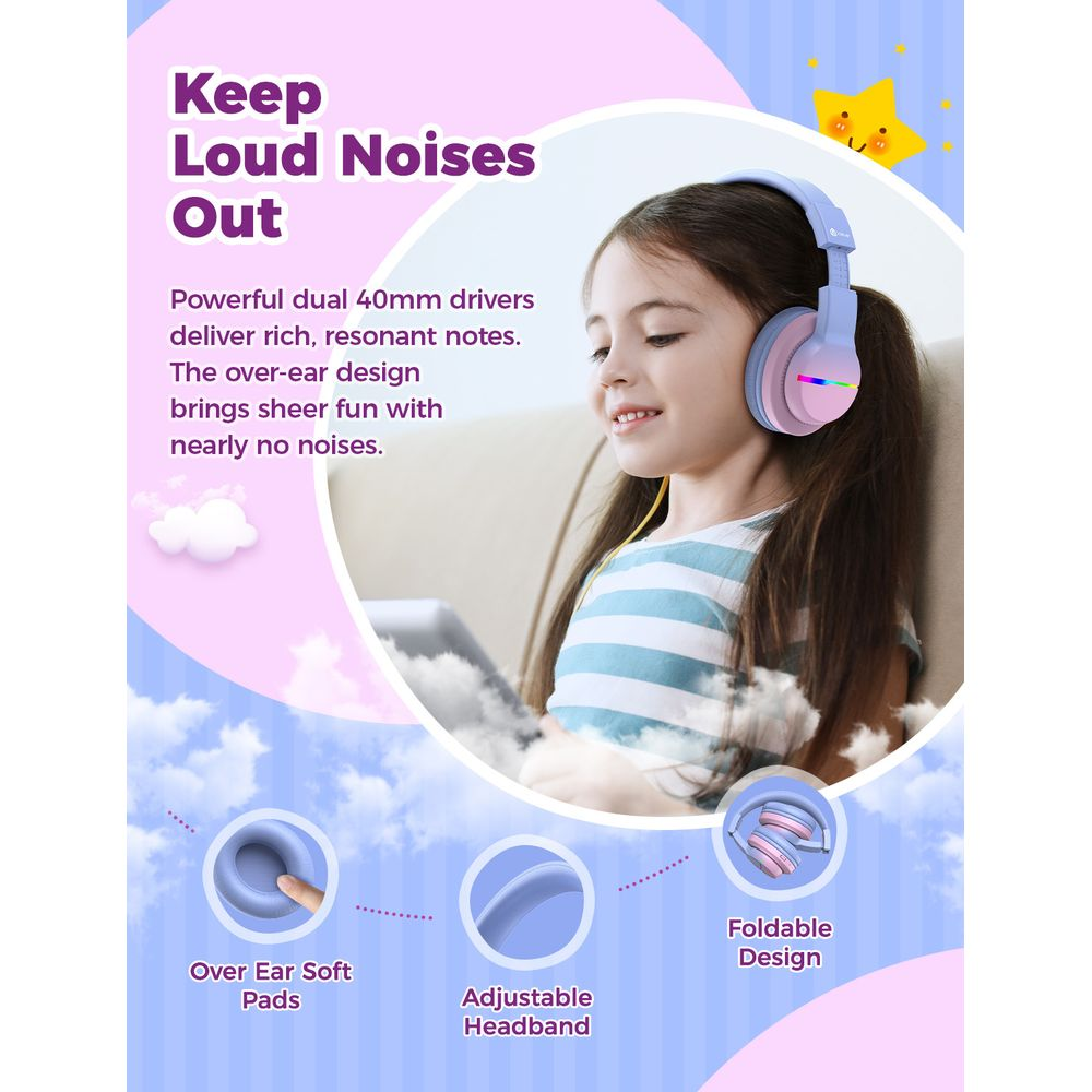 Une fille porte un casque, regarde une tablette. Nuages et étoiles en arrière-plan.