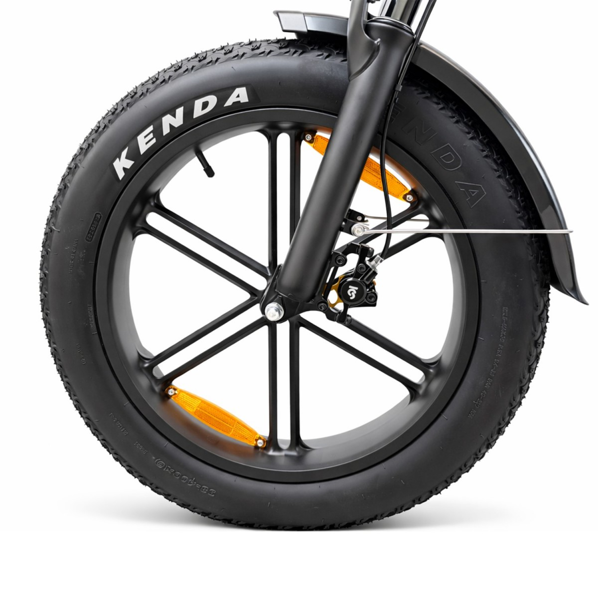 Przednie koło roweru z czarną obręczą, oponą Kenda i pomarańczowymi odblaskami.