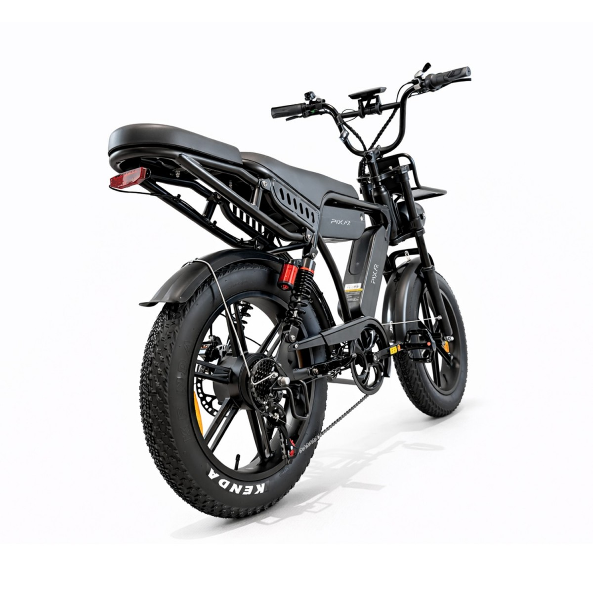 Czarny rower elektryczny z szerokimi oponami, amortyzacją i bagażnikiem.