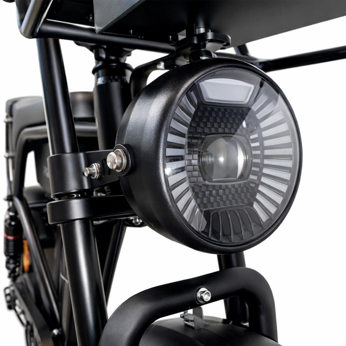 Zbliżenie okrągłego czarnego reflektora rowerowego ze wzorem włókna węglowego.