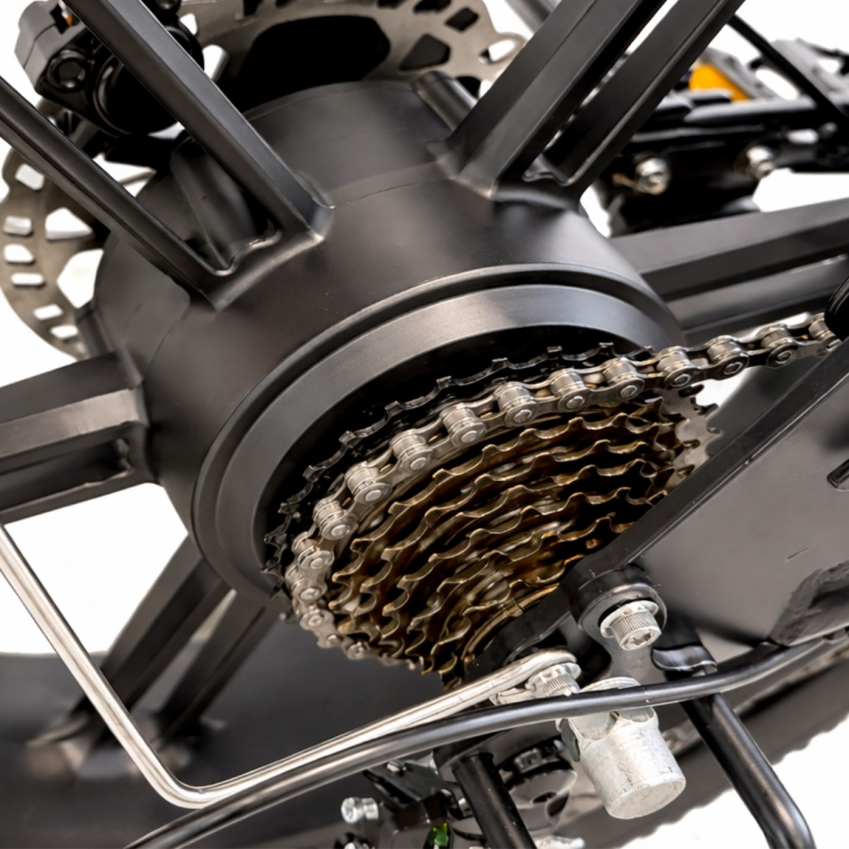 Zbliżenie na zębatki rowerowe, łańcuch i kasetę.