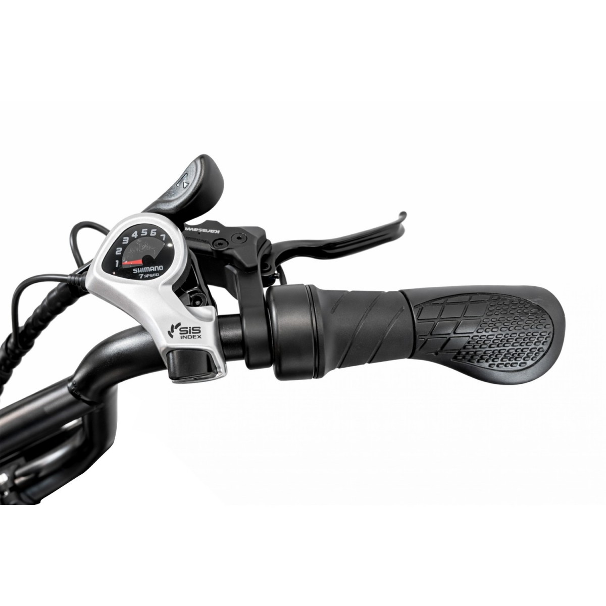 Zbliżenie kierownicy roweru z manetką zmiany biegów, klamką hamulca i chwytem.