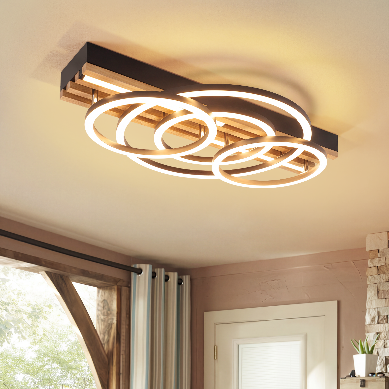 Una lampada da soffitto moderna con quattro anelli intrecciati e dettagli in legno.