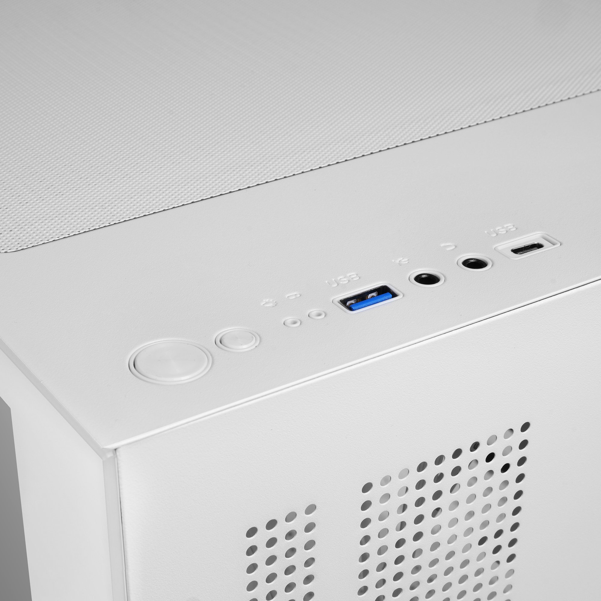 Parte superiore case PC bianco con porte USB, jack audio e pulsante di accensione.