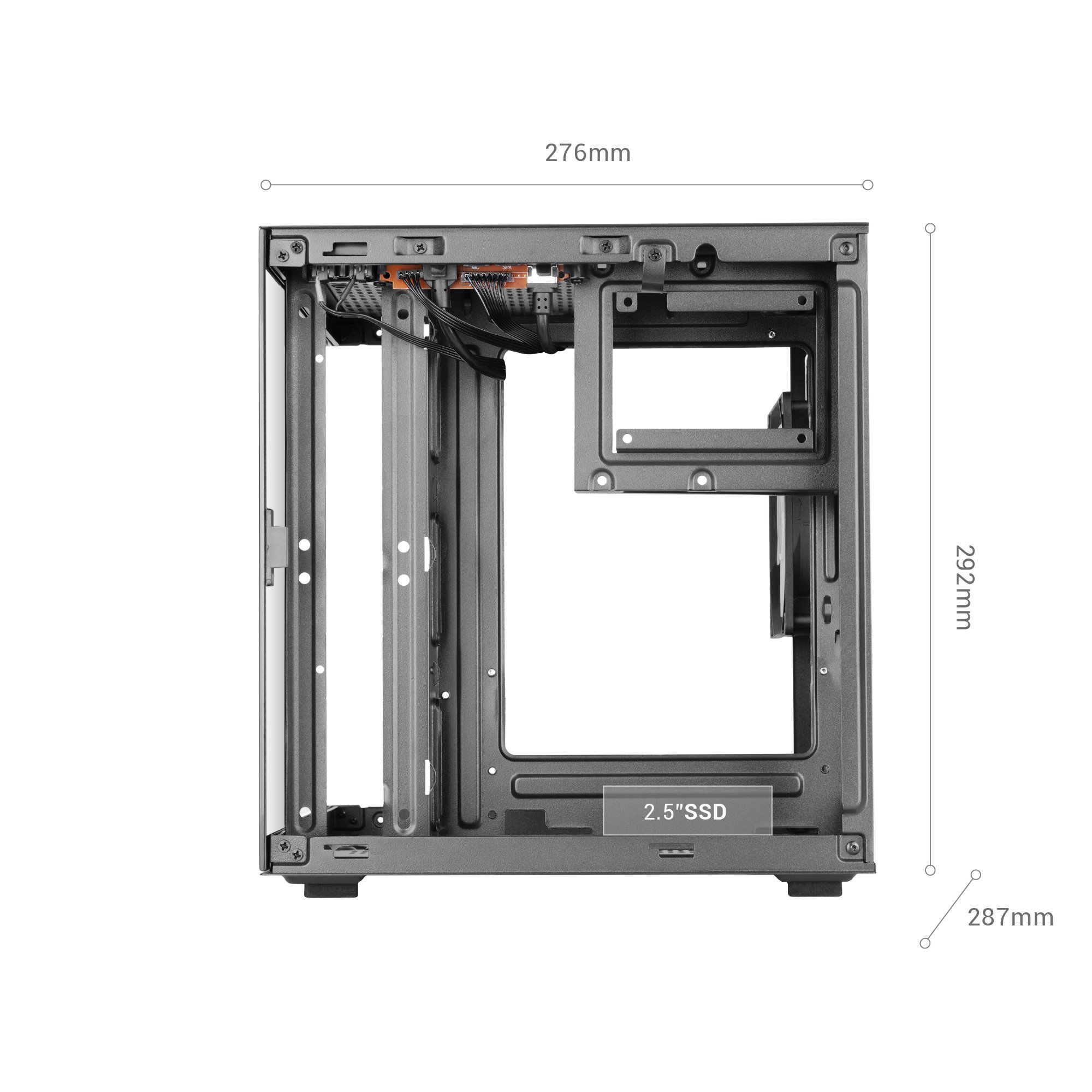 Interno case computer, con telaio metallico, cavi e supporto SSD da 2,5". Dimensioni mostrate.
