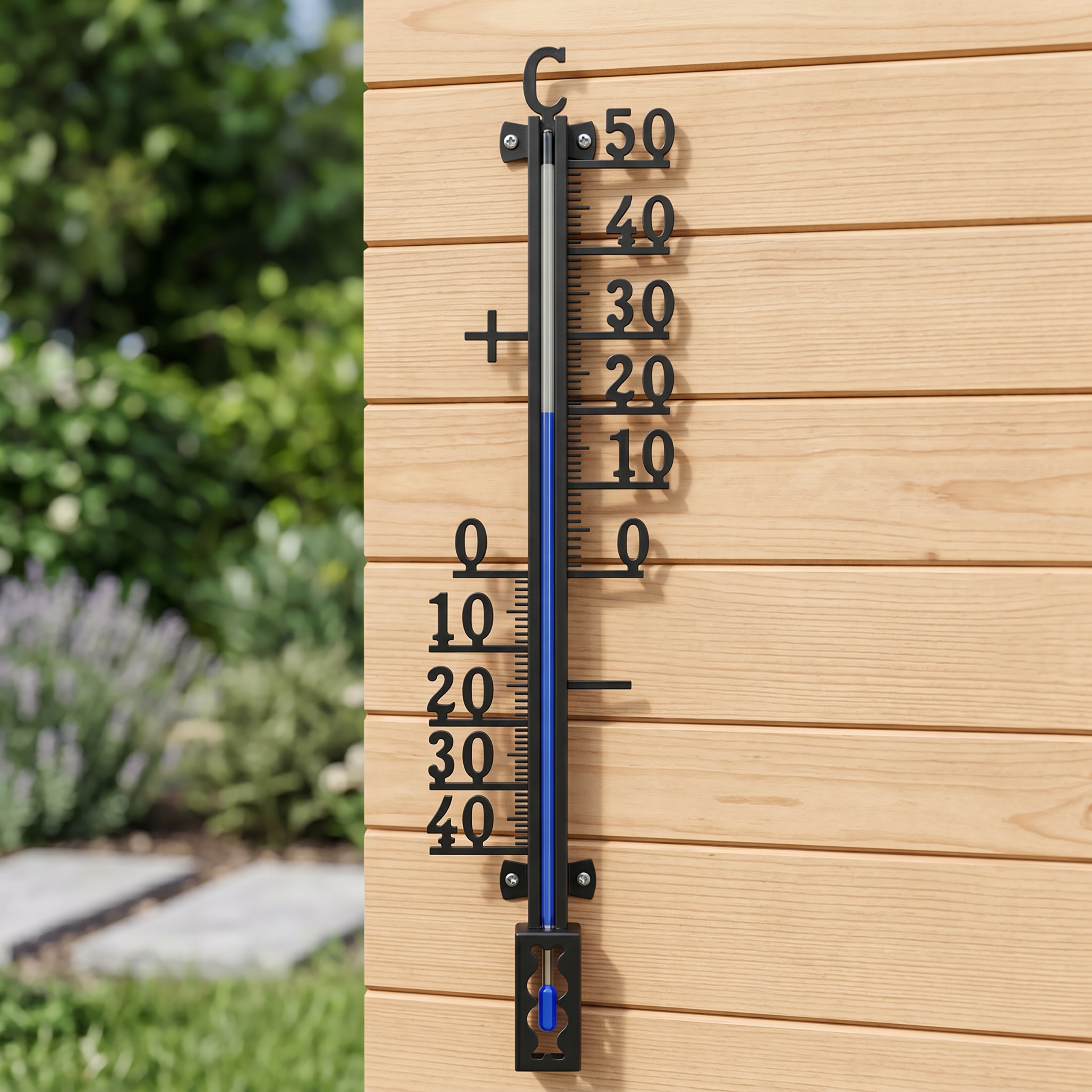 Ein schwarzes Thermometer an einer Holzwand zeigt 25 Grad Celsius an.