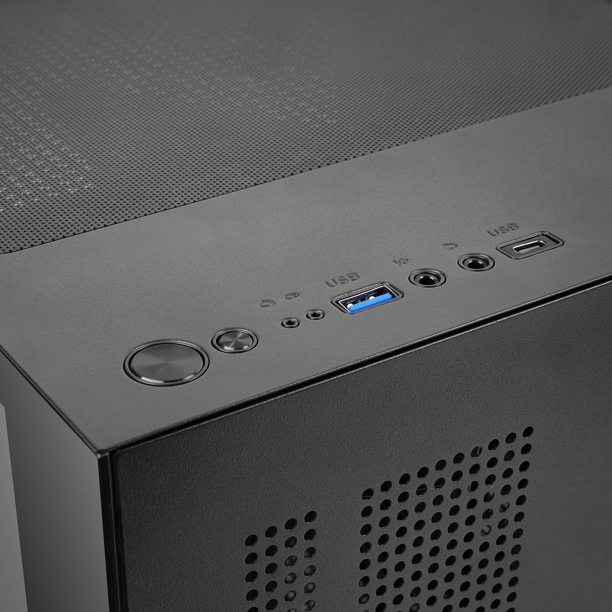Primo piano del pannello superiore di un case PC nero con porte USB e pulsanti.