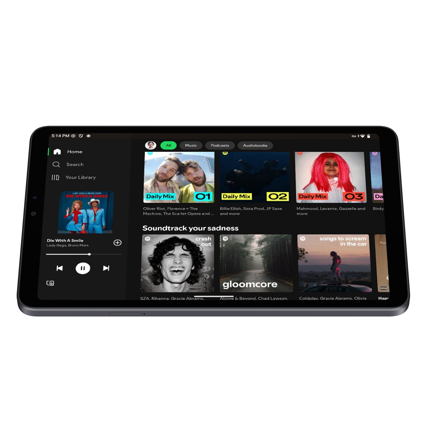 Tablet muestra app de música con listas y portadas. Canción a la izquierda.