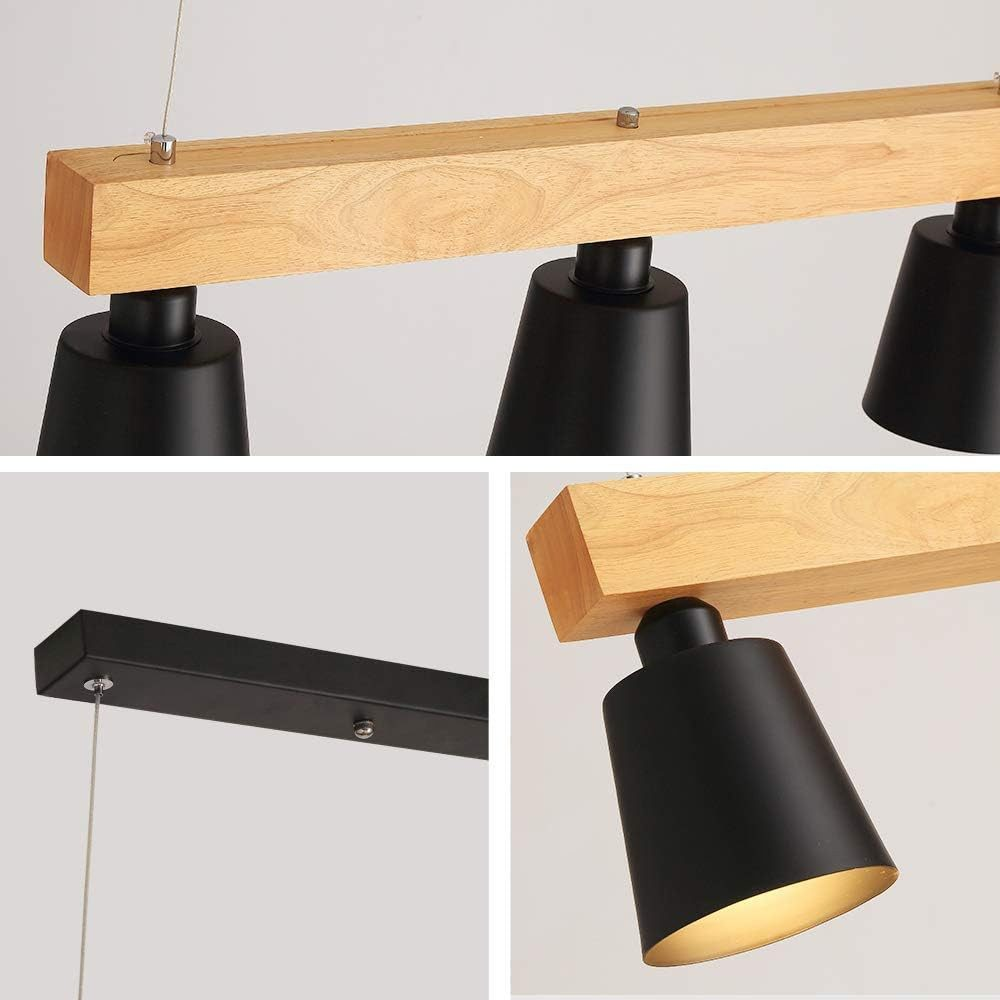 Holzbalken mit drei schwarzen Lampen, die nach unten gerichtet sind.