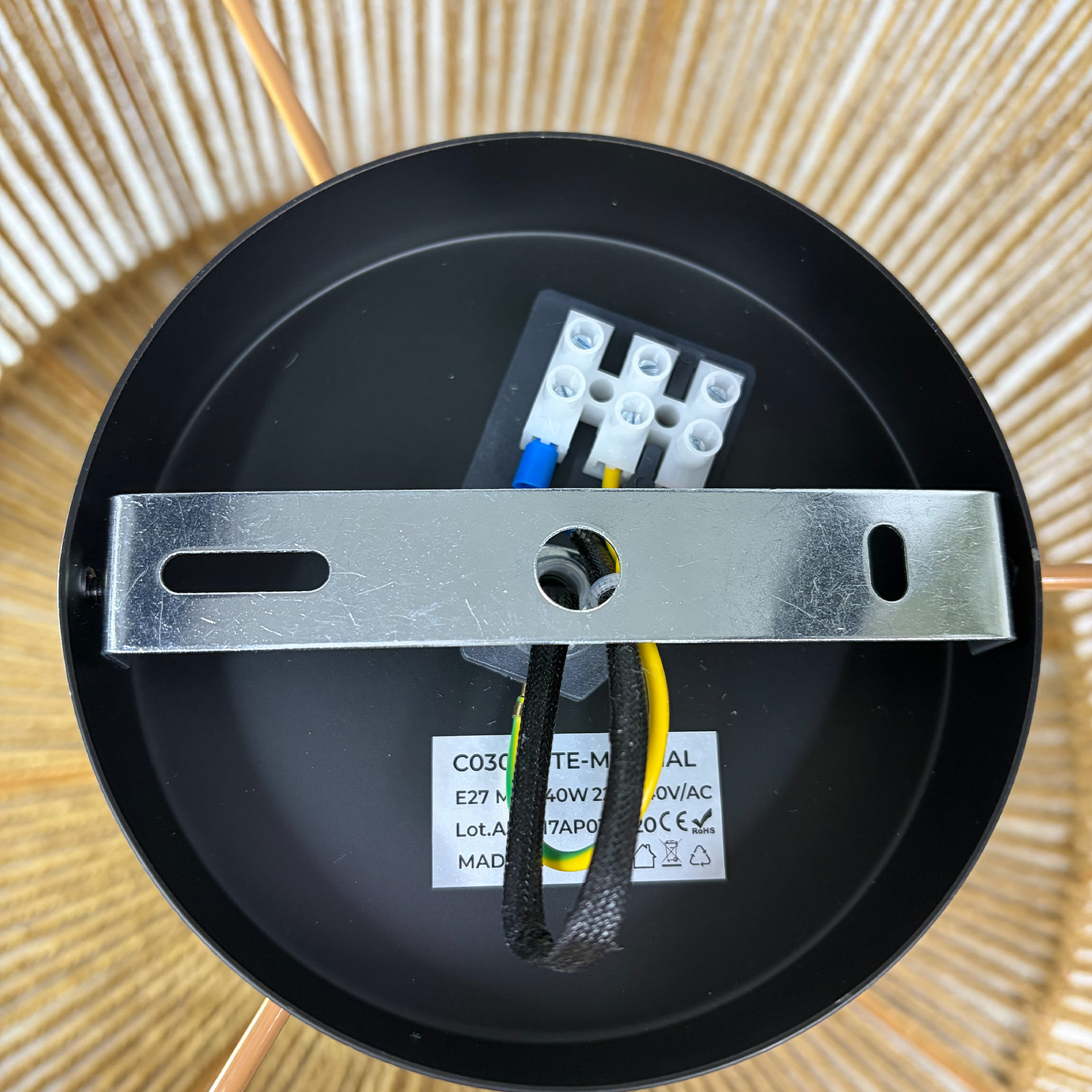 Base de lámpara negra con soporte plateado, bloque de terminales blanco y cables.