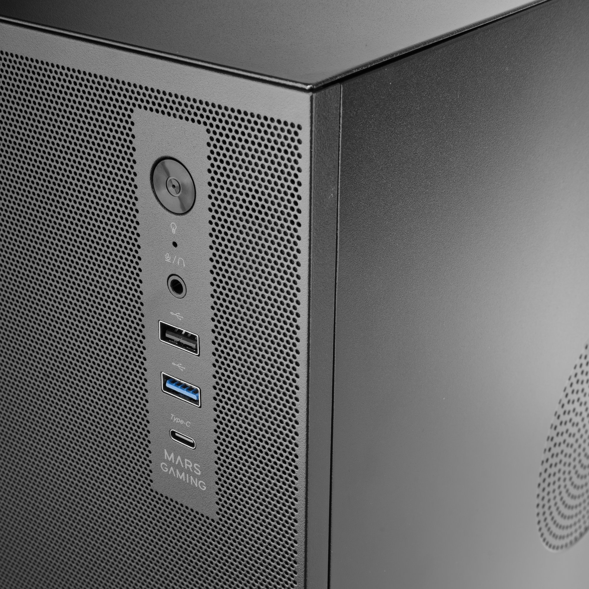 Case del computer nero con griglia di ventilazione e porte: USB-A, USB-C, jack per cuffie.