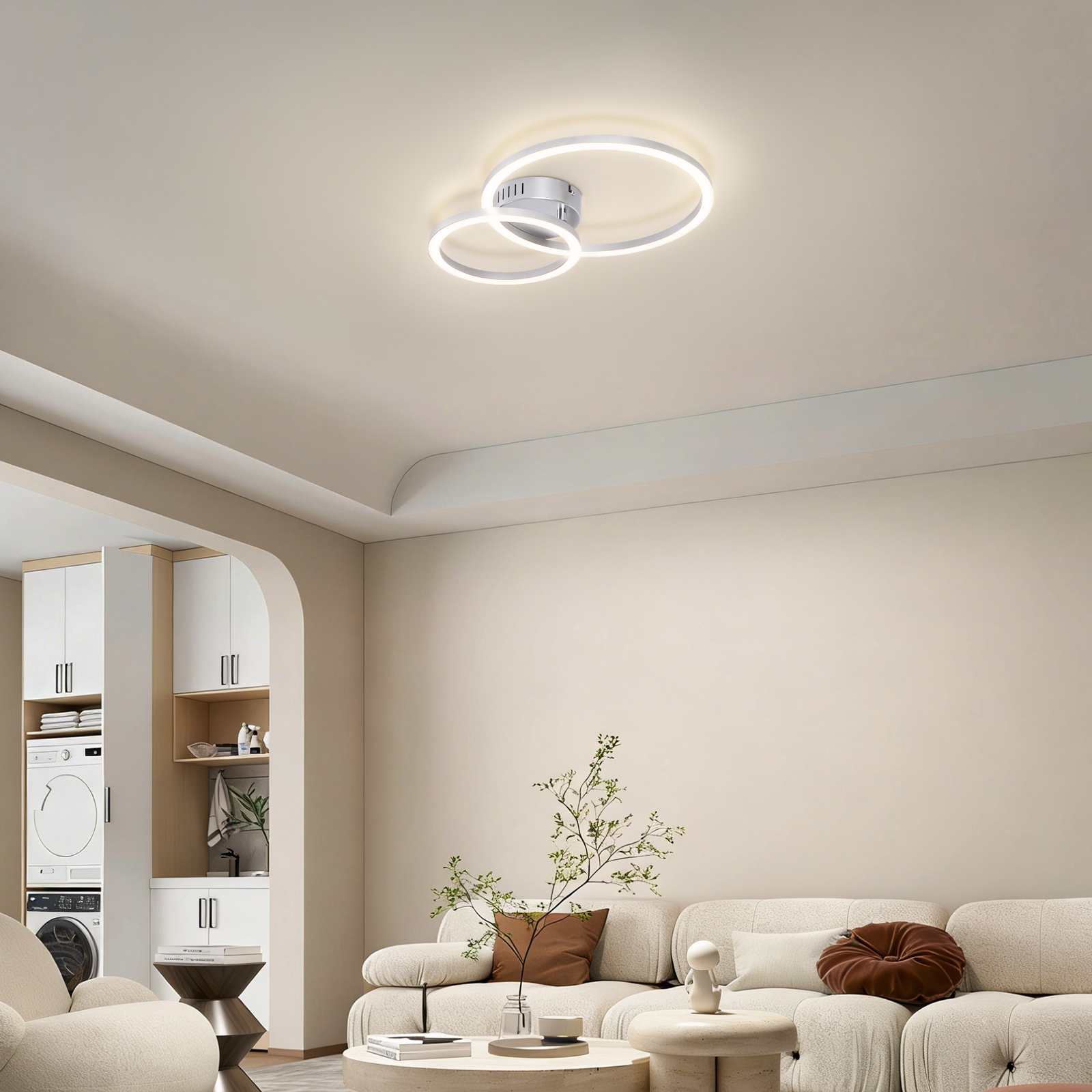 Un moderno ventilatore da soffitto a due anelli illumina un soggiorno.