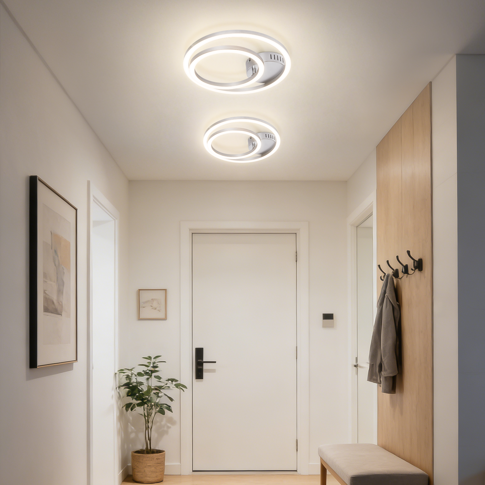 Corridoio moderno con due plafoniere rotonde, parete d'accento in legno con ganci e panca.