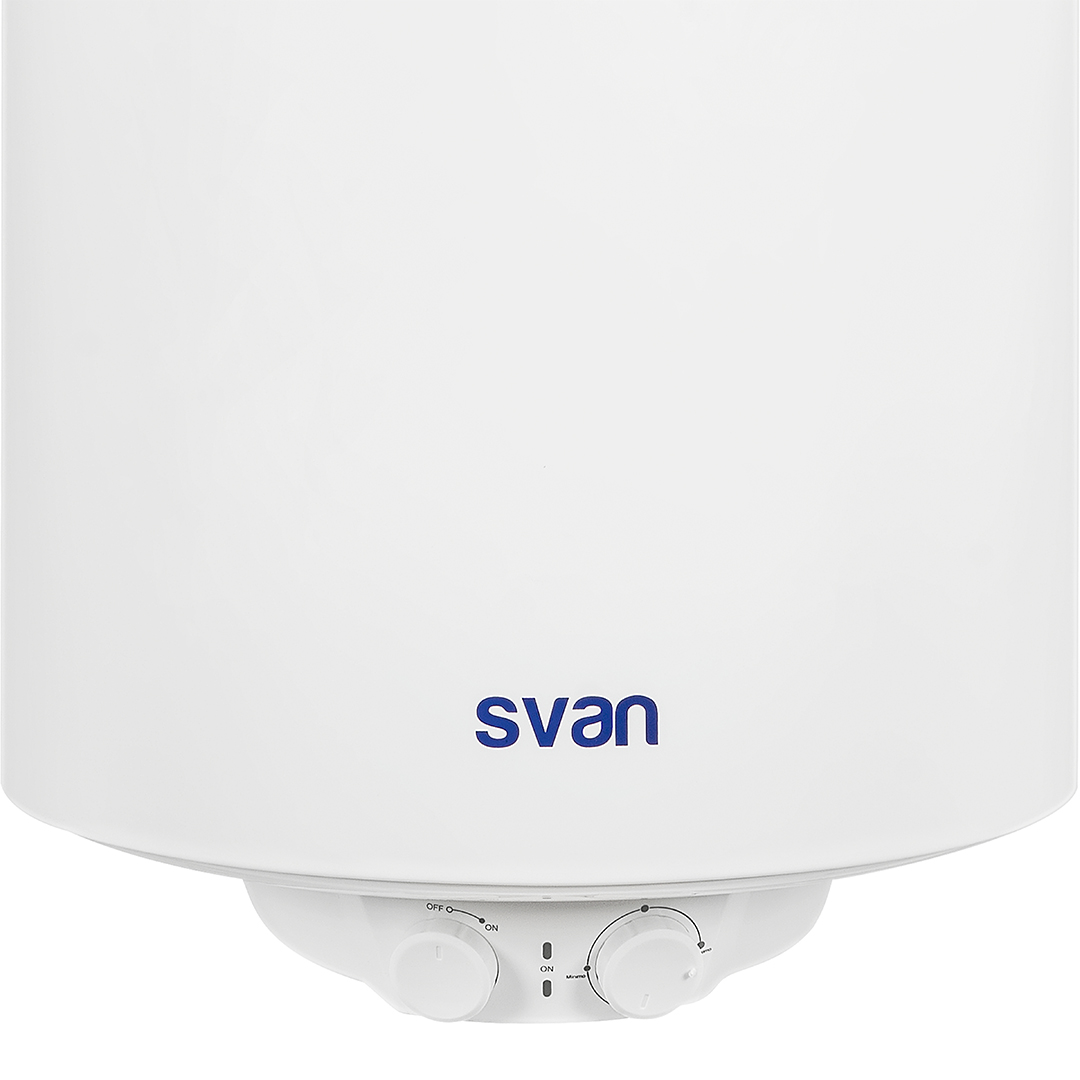 Calentador de agua blanco con logo azul Svan y dos perillas.