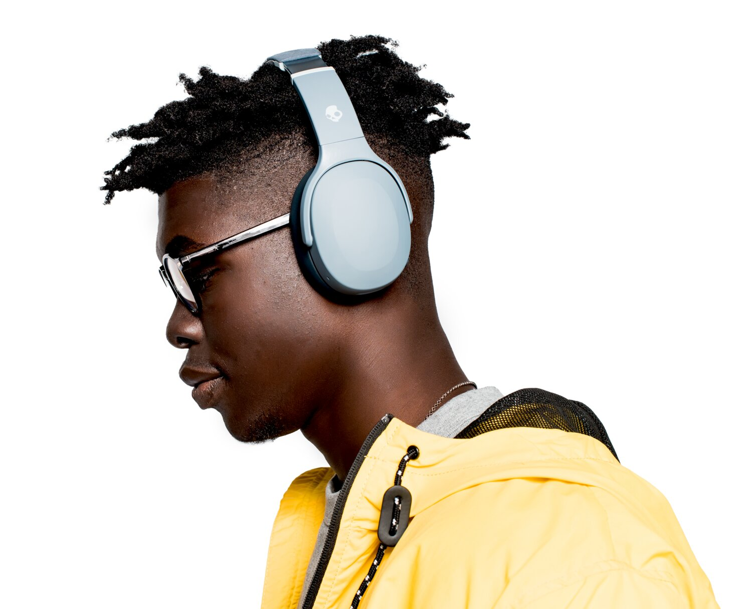 Mężczyzna w okularach i słuchawkach nosi żółtą kurtkę.