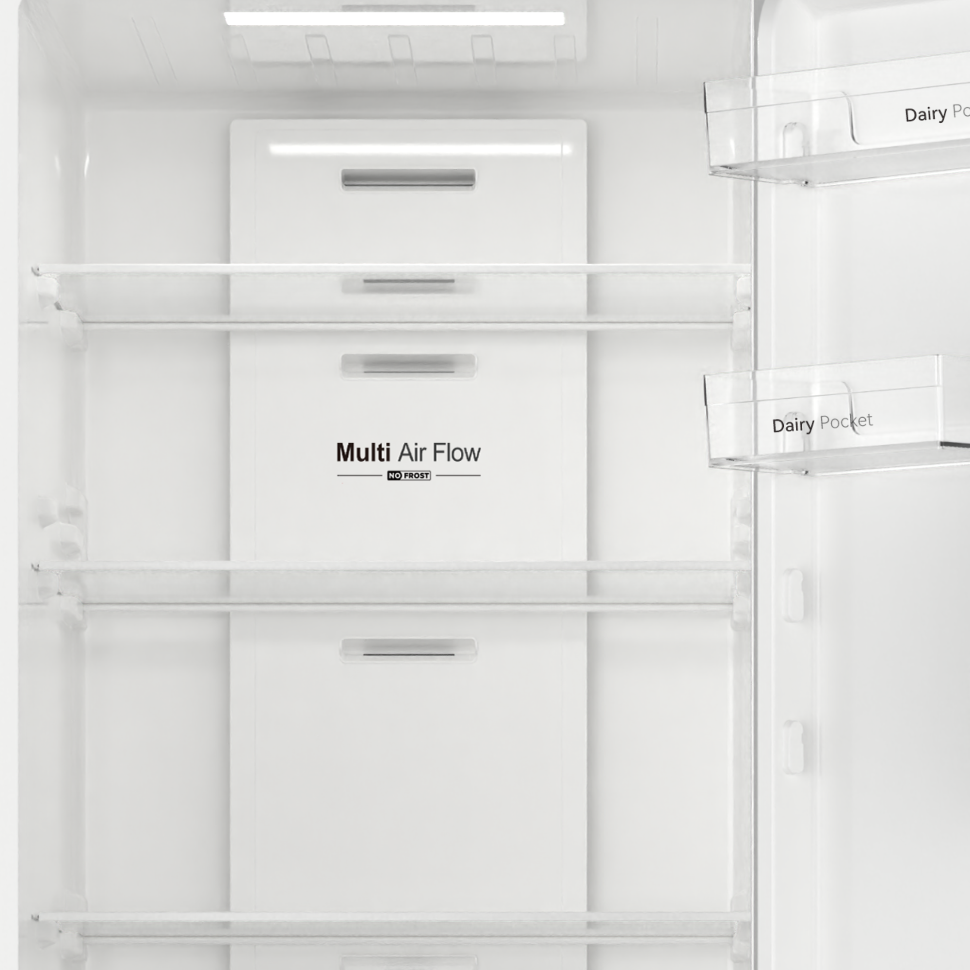 Interior de un refrigerador blanco con estantes y un bolsillo lácteo.