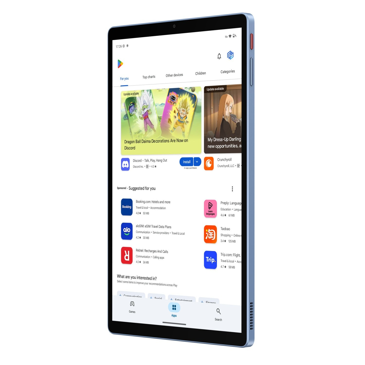 Una tablet muestra la Google Play Store con sugerencias de apps y categorías abajo.