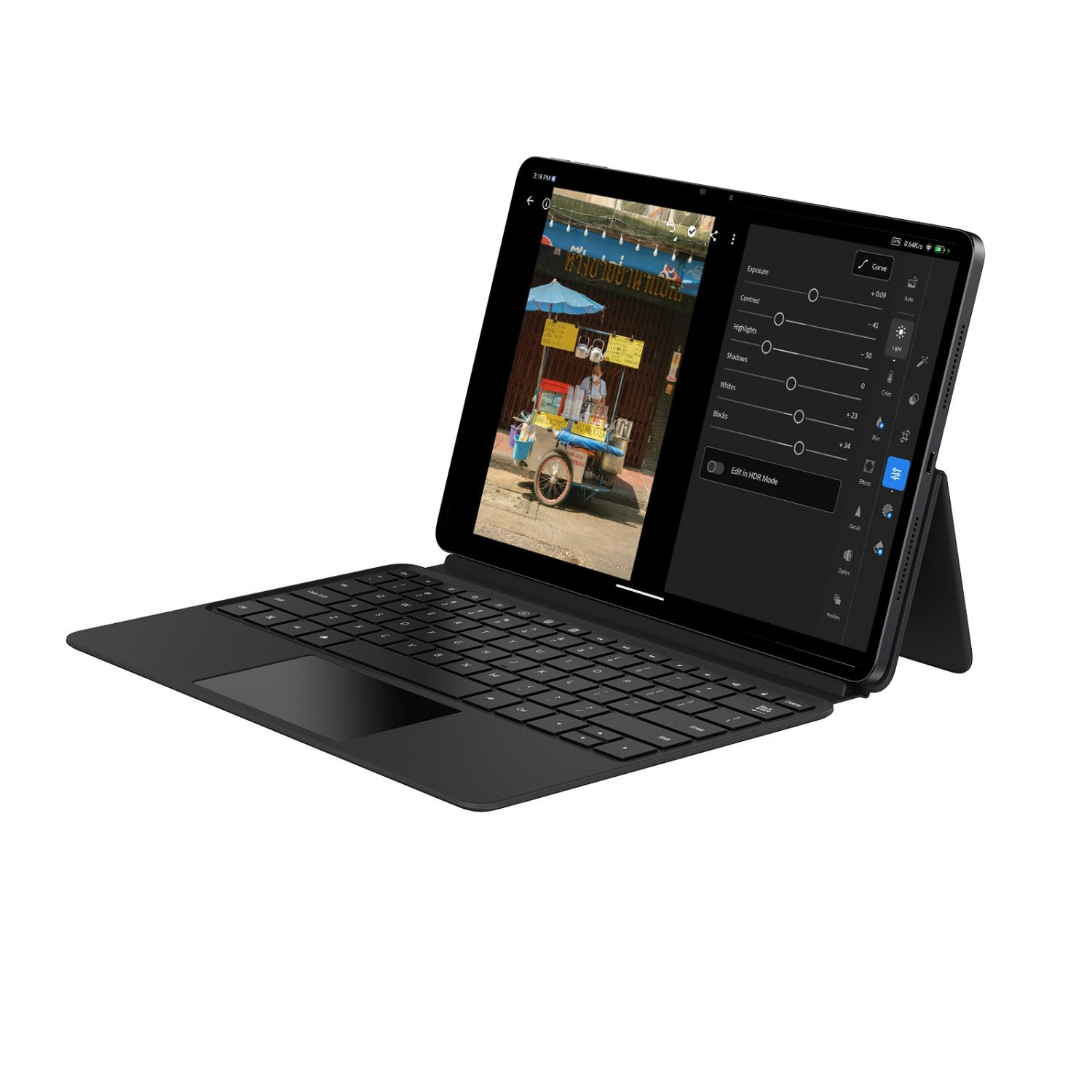 Una tableta con teclado muestra una app de edición con controles deslizantes.