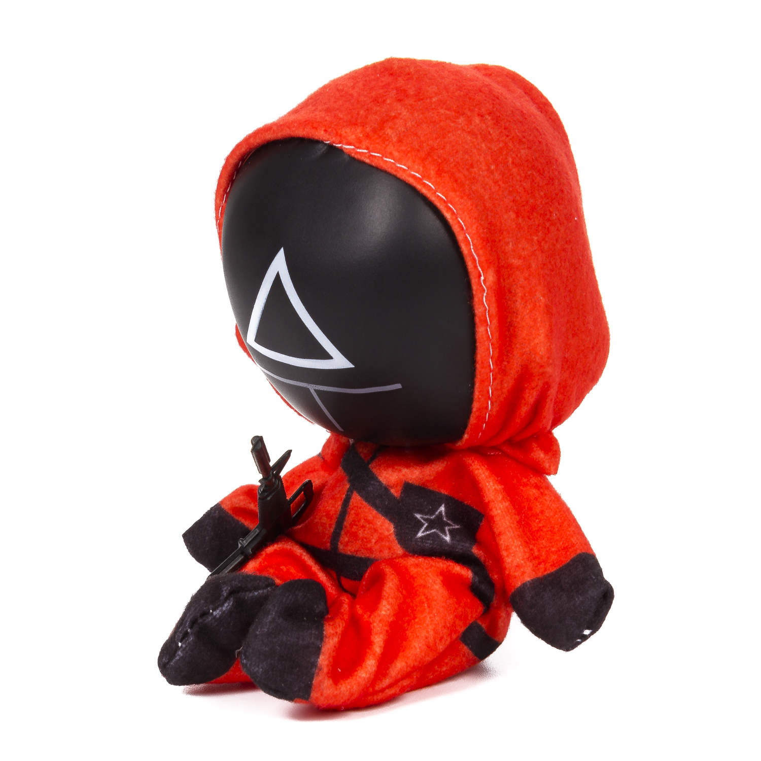 Una figura di peluche rossa con maschera nera e simbolo a triangolo è seduta con una pistola.