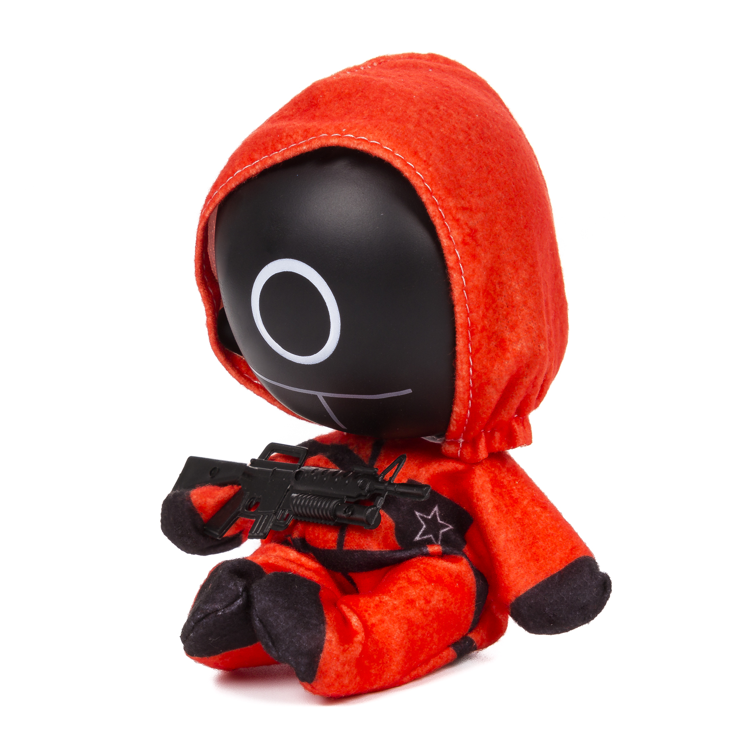 Un peluche con tuta rossa con cappuccio e viso nero tiene una pistola.