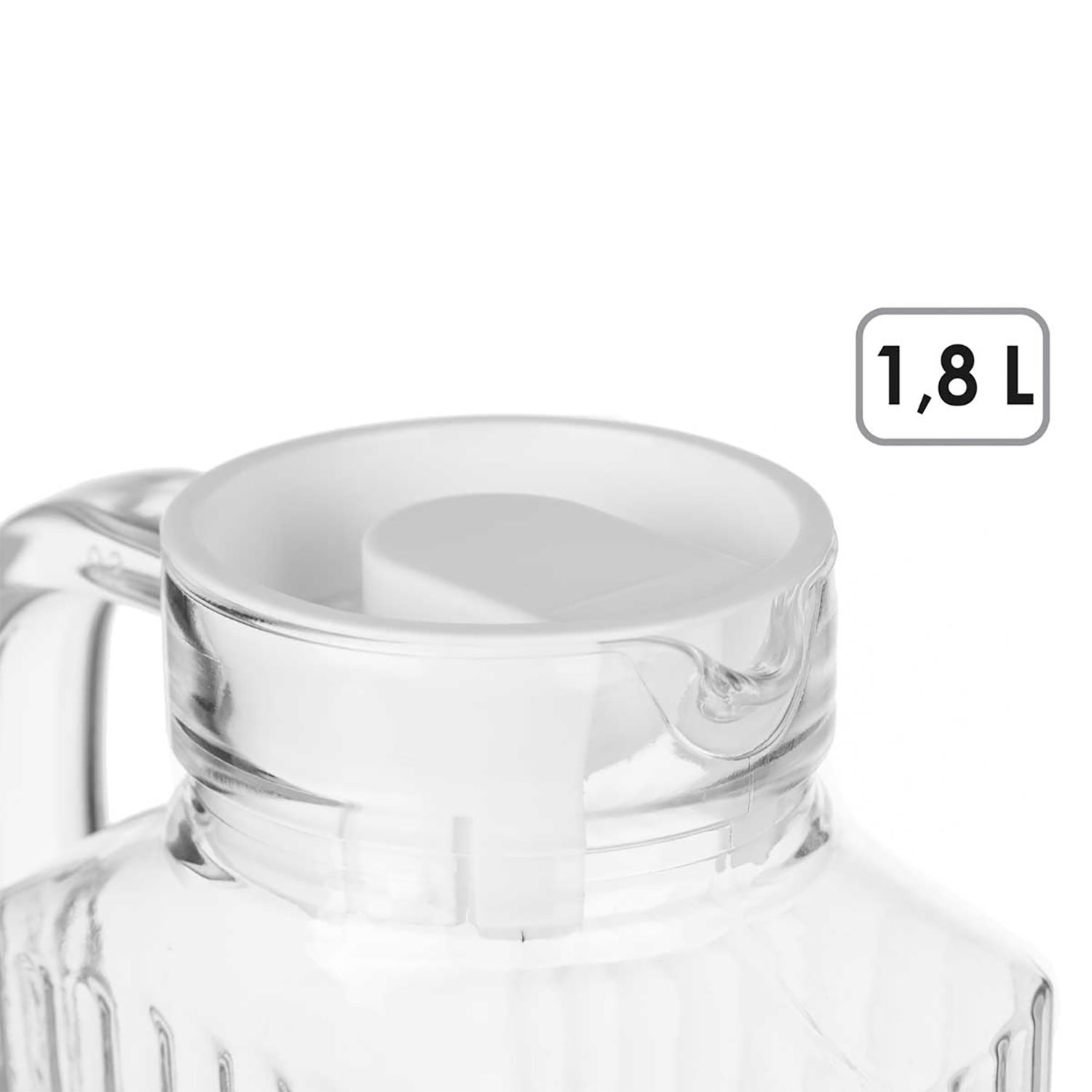 Primo piano di una brocca trasparente con coperchio bianco, indicante 1,8 L.