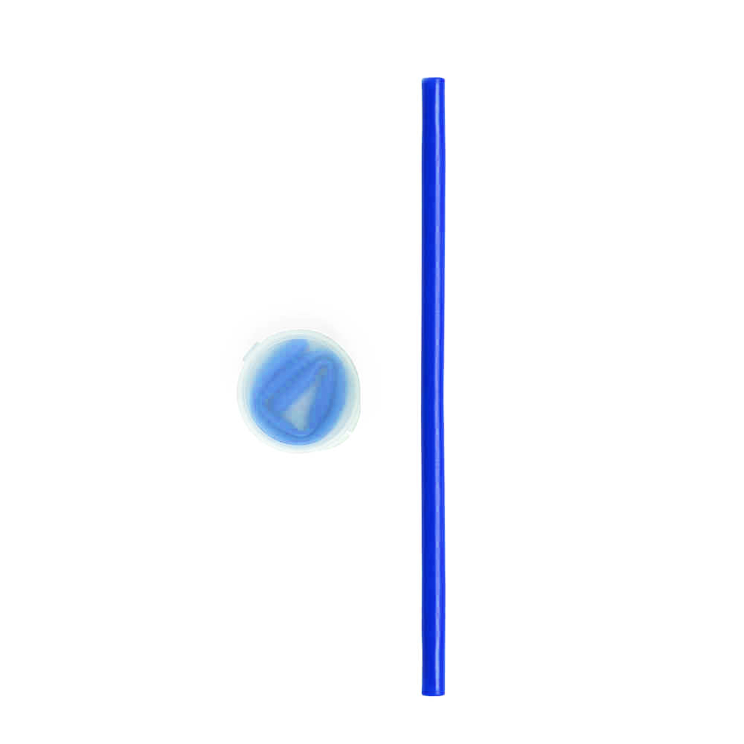 Una cannuccia blu e un piccolo rotolo blu, isolati su bianco.