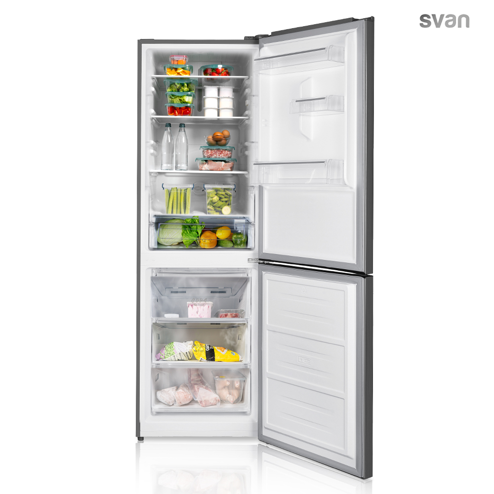 Refrigerador abierto con alimentos y compartimentos congeladores.