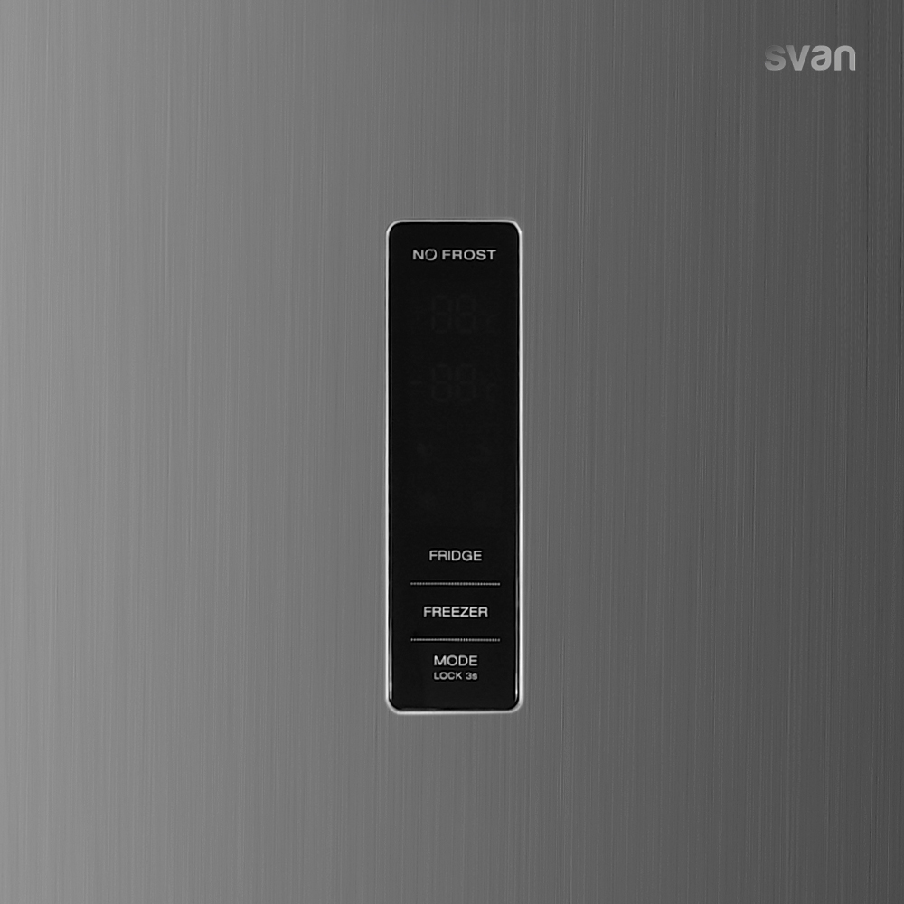 Puerta de frigorífico gris con panel de control digital: NO FROST, temperatura, FRIDGE, FREEZER y MODE.