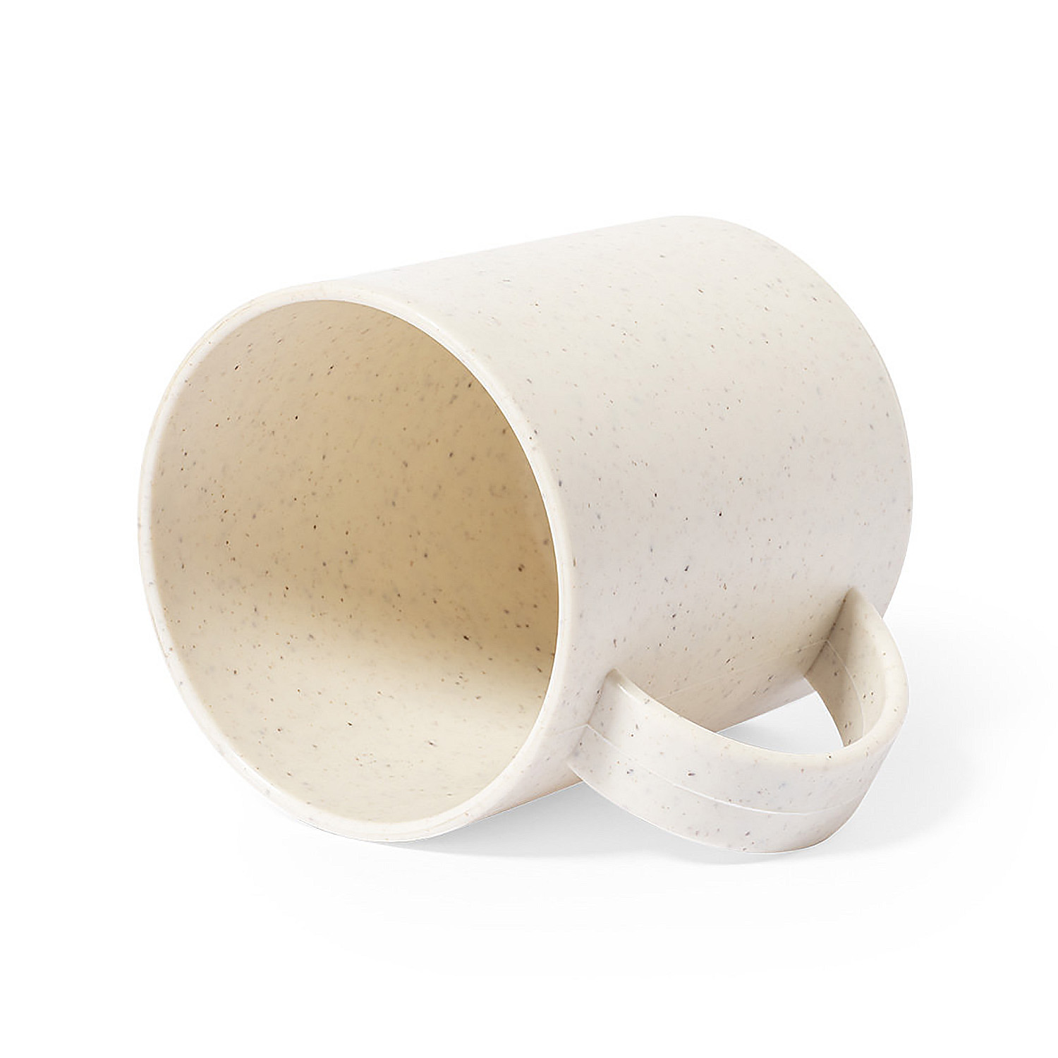 Una tazza beige chiaro maculata giace su un lato, mostrando l'interno.
