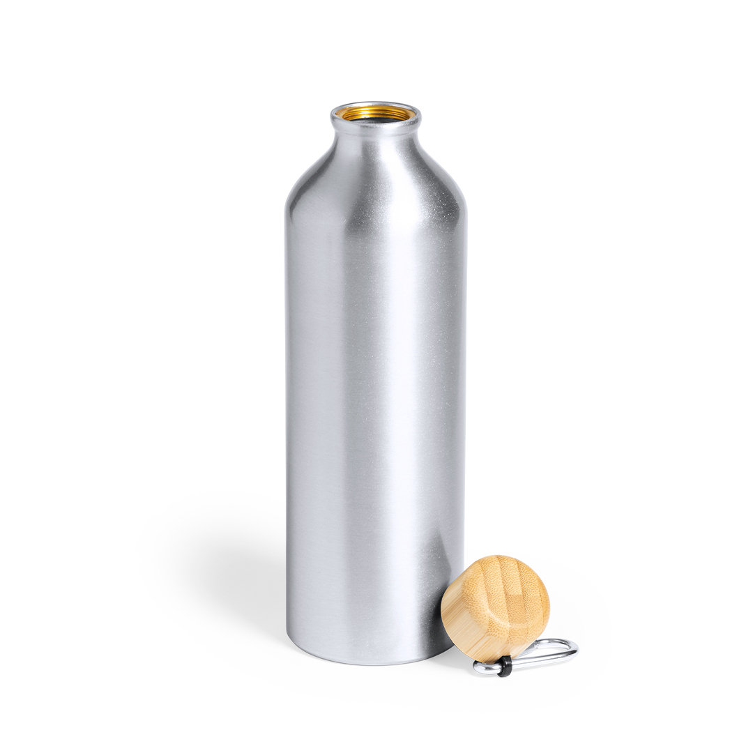 Una botella de agua de aluminio plateada con tapa de bambú y mosquetón sobre fondo blanco.