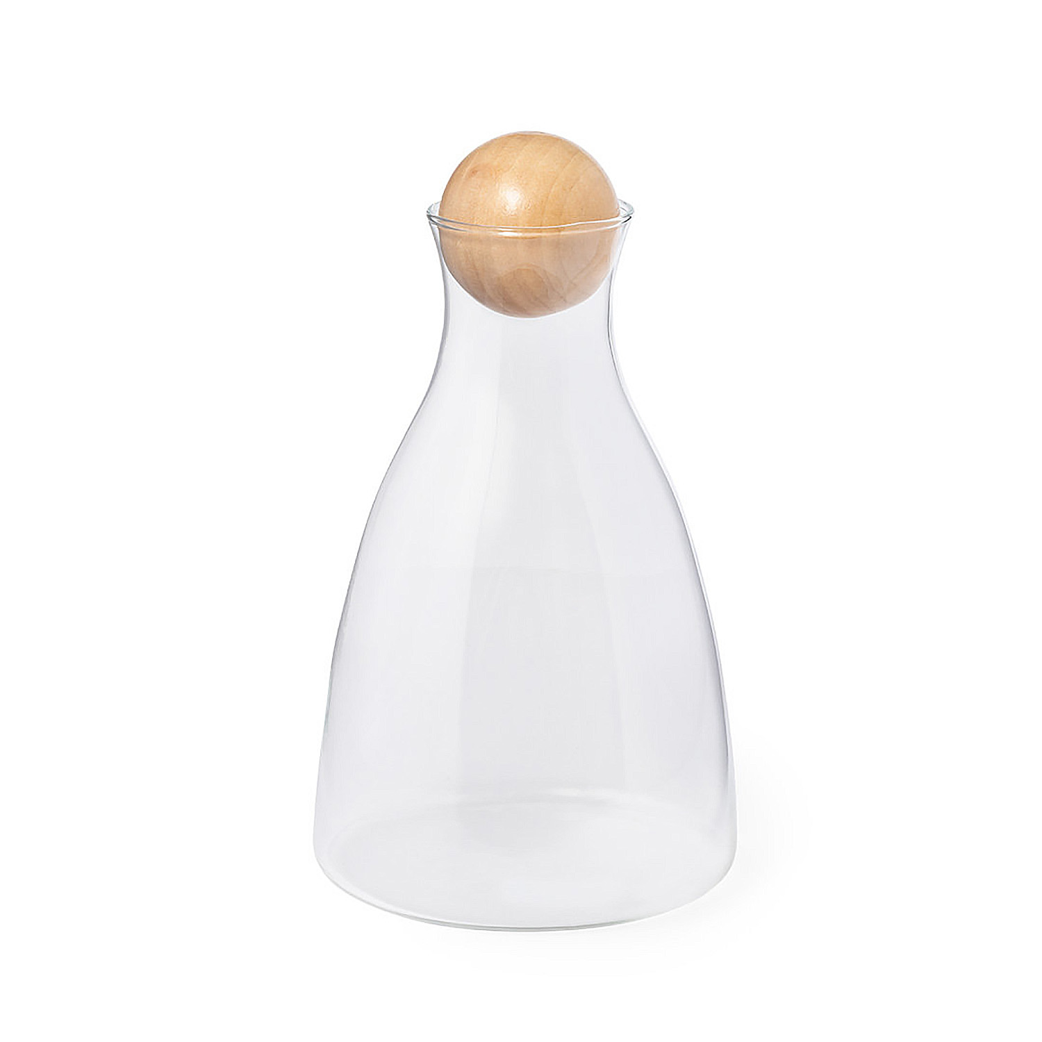 Una jarra de vidrio transparente con tapón de bola de madera, sobre fondo blanco.