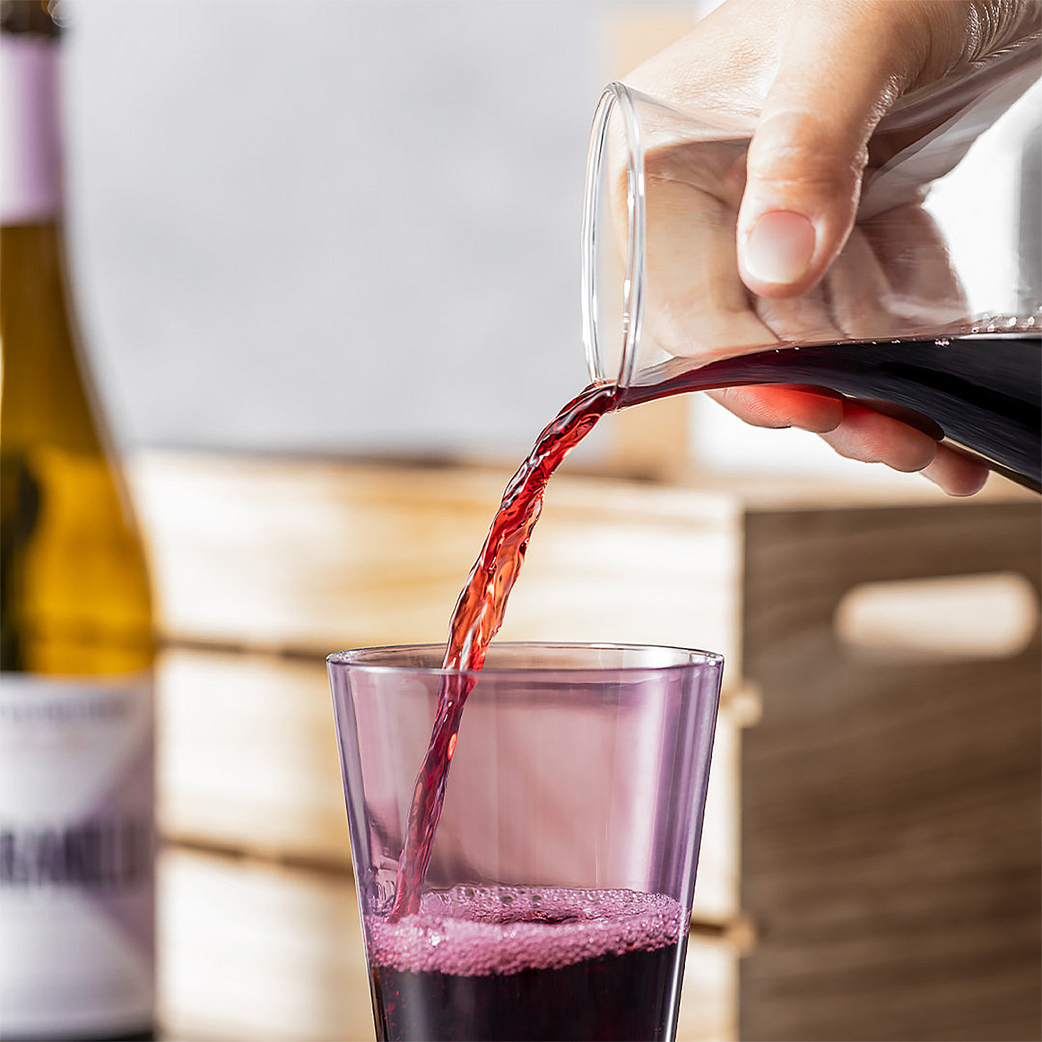 Se vierte vino tinto de una jarra en un vaso.