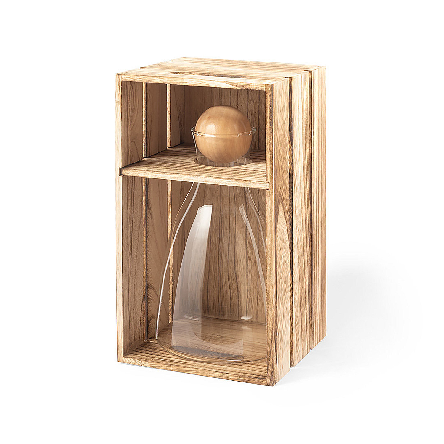 Caja de madera con dos estantes. Estante superior: recipiente de vidrio con bola de madera. Inferior: jarrón de vidrio.